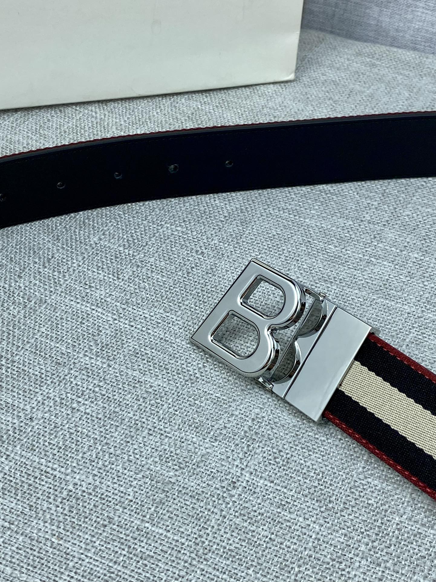 这款BBuckle腰带以合成织物制成