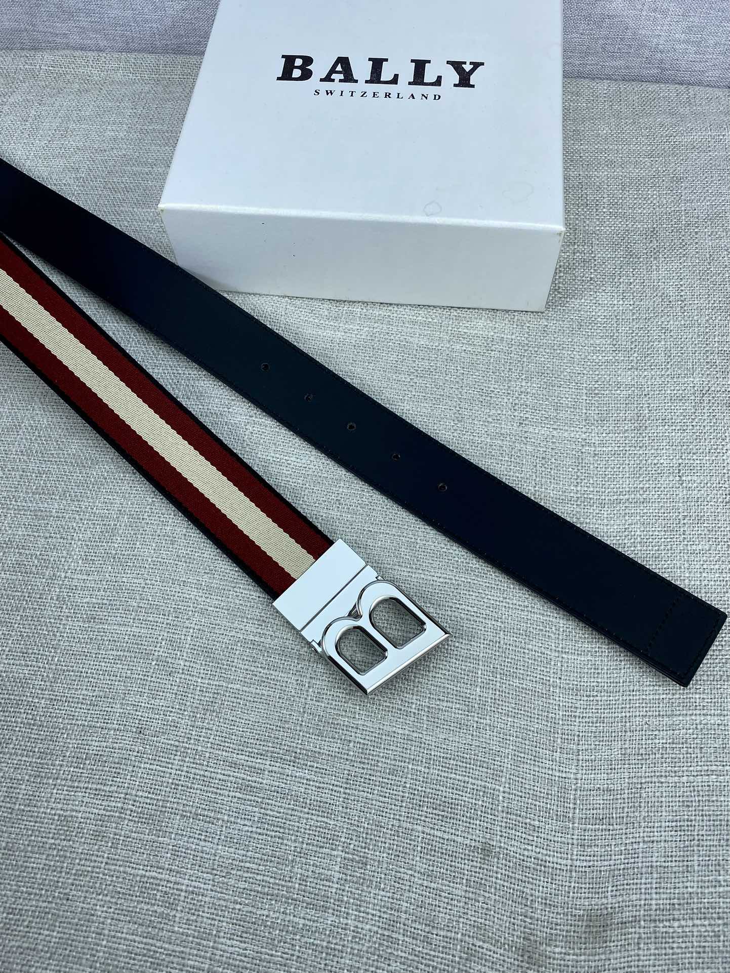 这款BBuckle腰带以合成织物制成