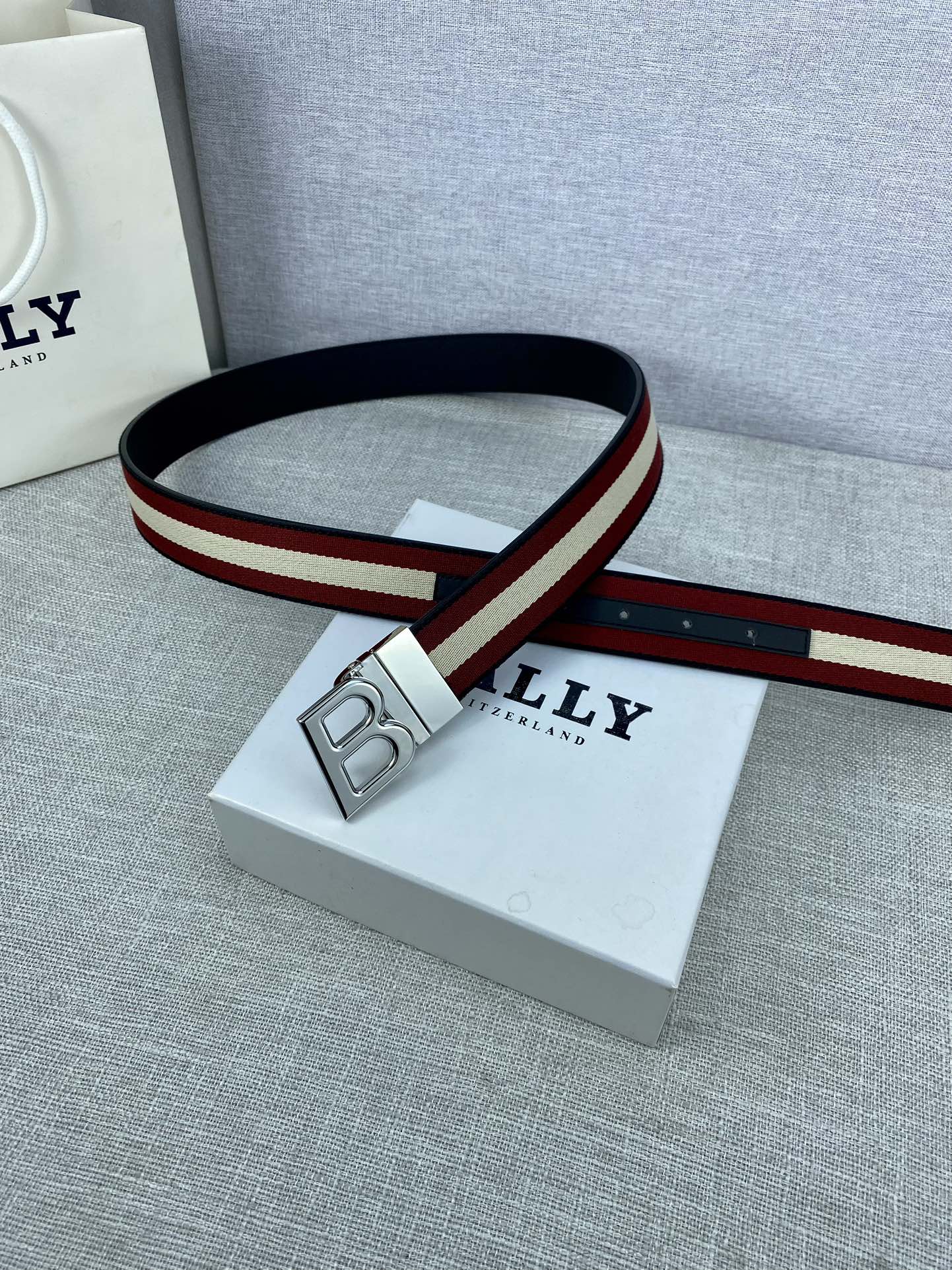 这款BBuckle腰带以合成织物制成