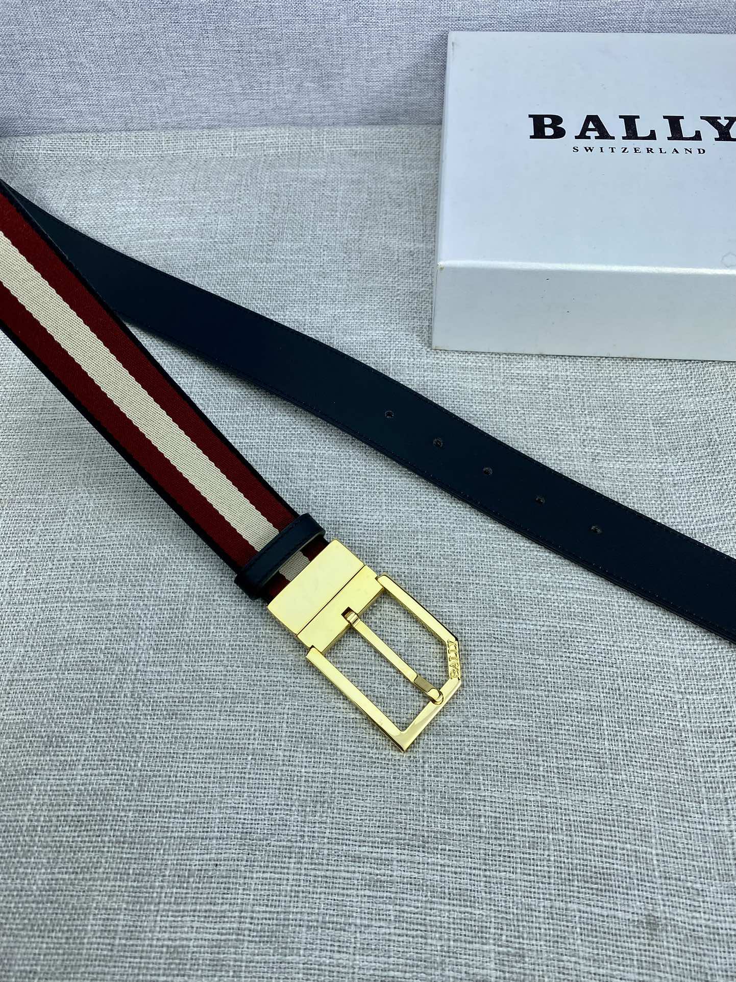 这款BBuckle腰带以合成织物制成