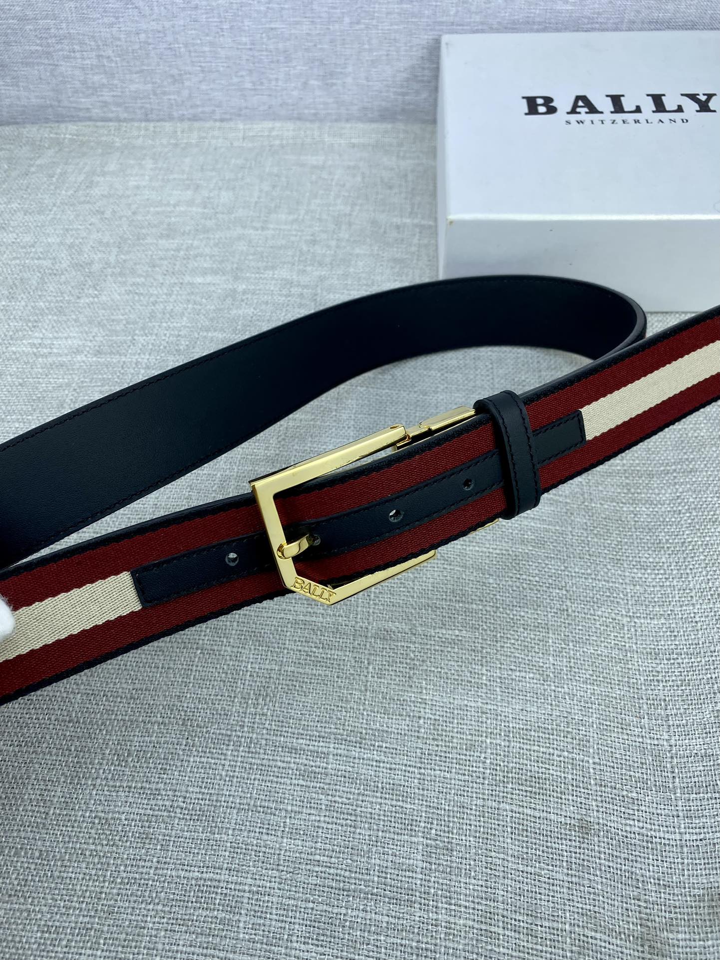 这款BBuckle腰带以合成织物制成