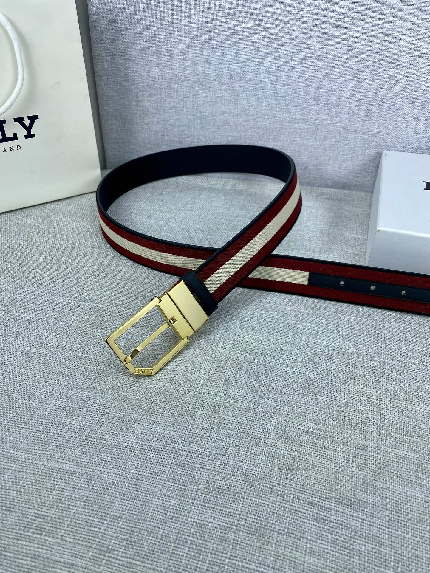 这款BBuckle腰带以合成织物制成