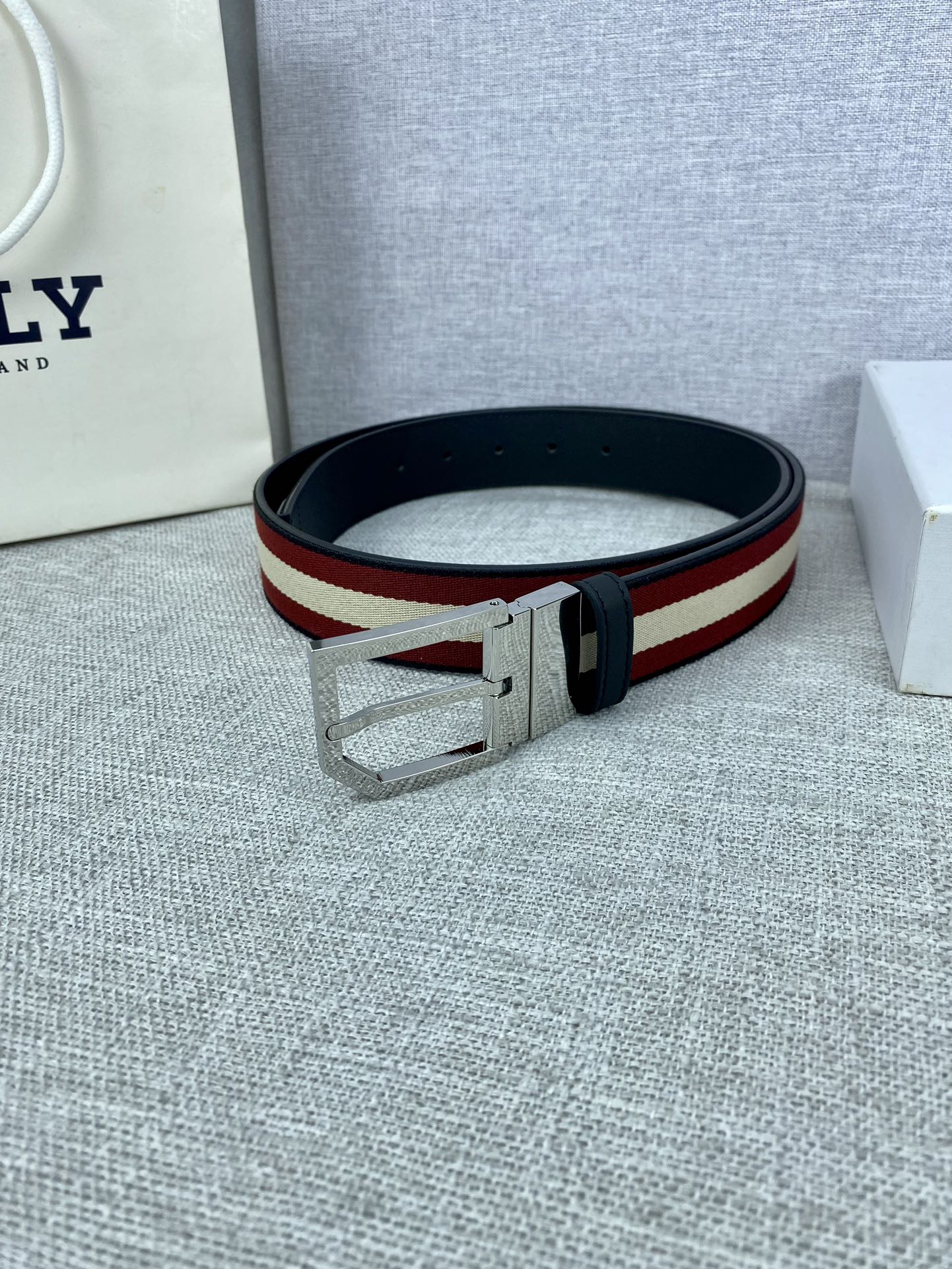 这款BBuckle腰带以合成织物制成