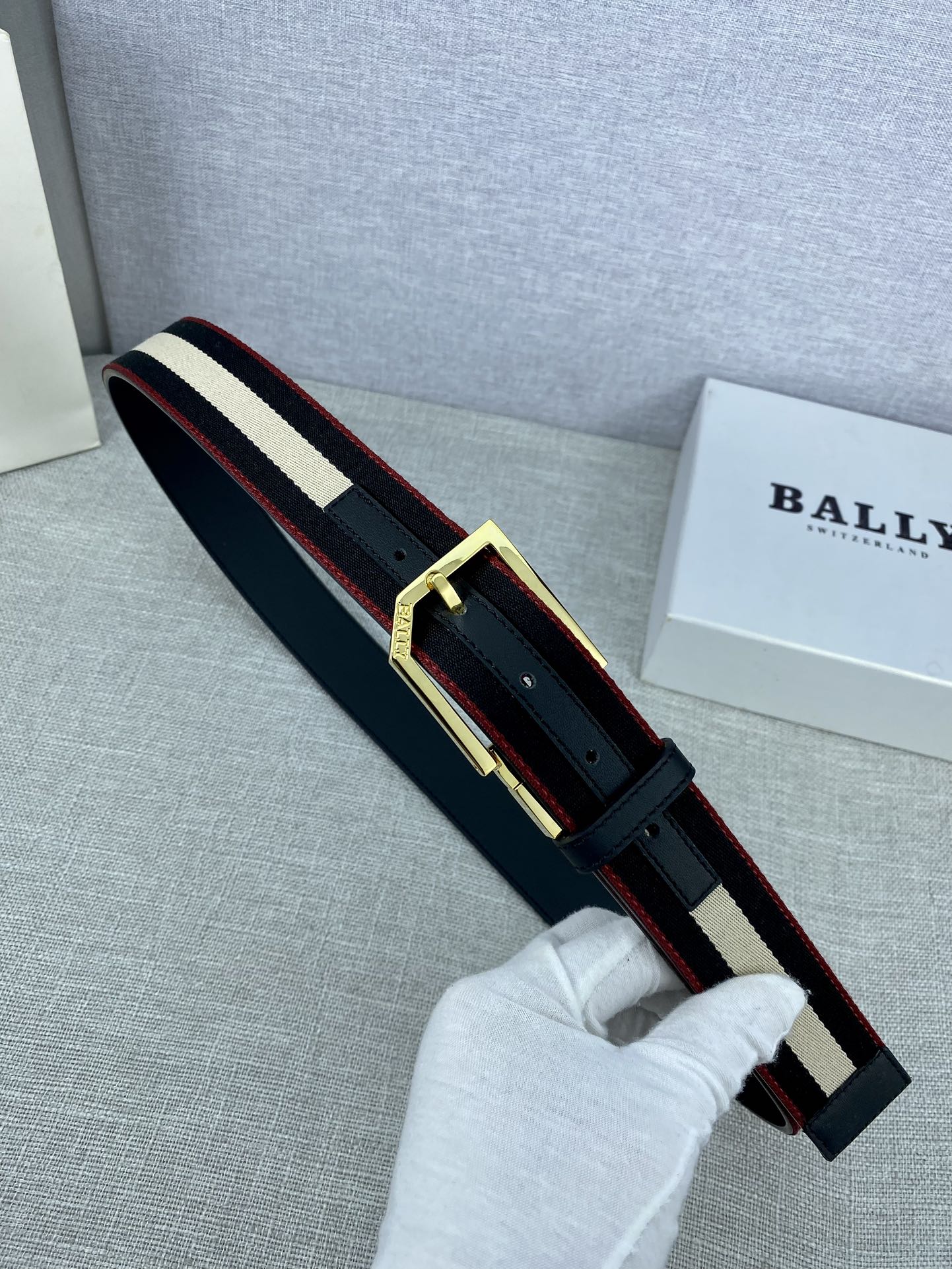 这款BBuckle腰带以合成织物制成