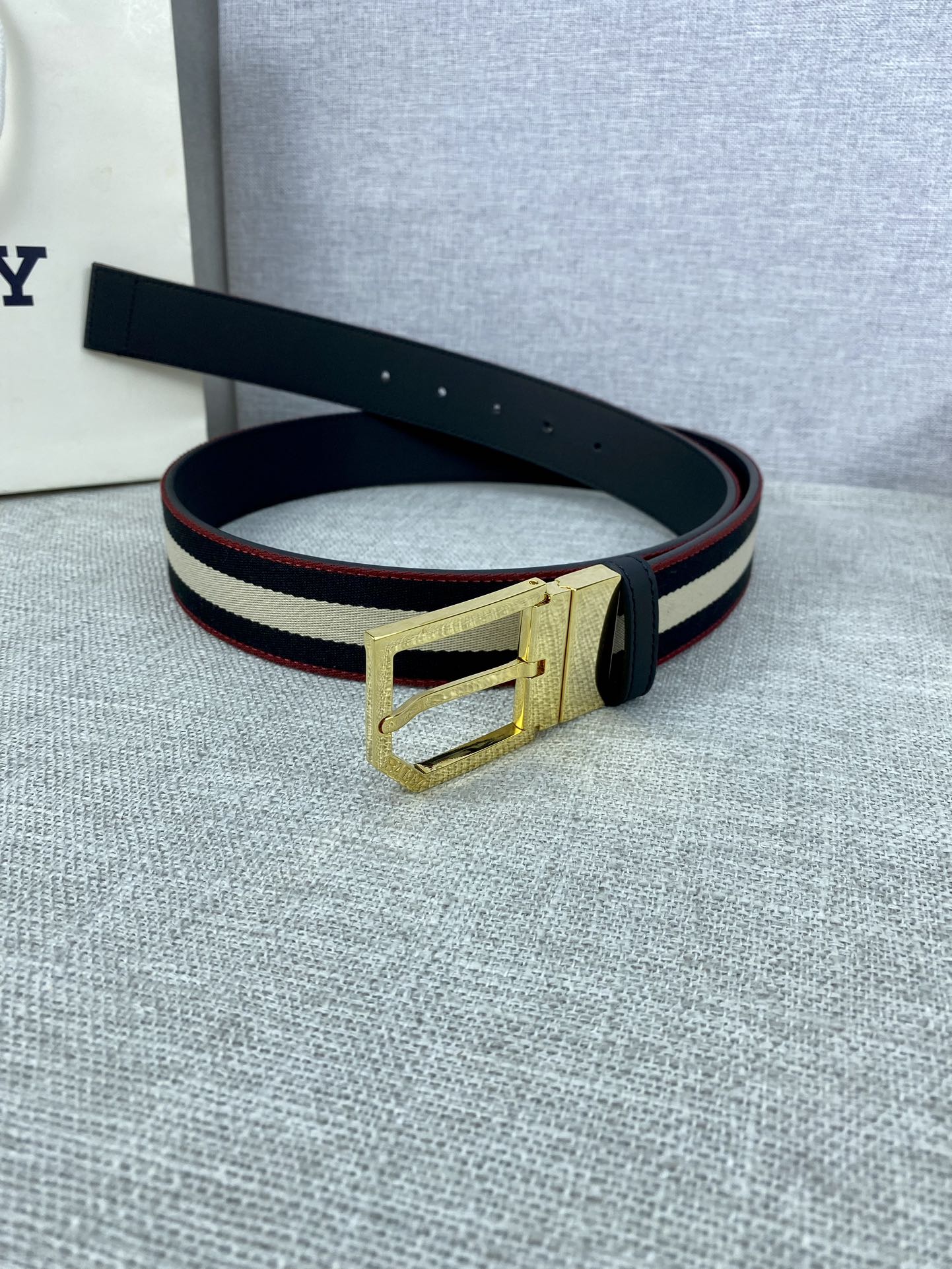 这款BBuckle腰带以合成织物制成