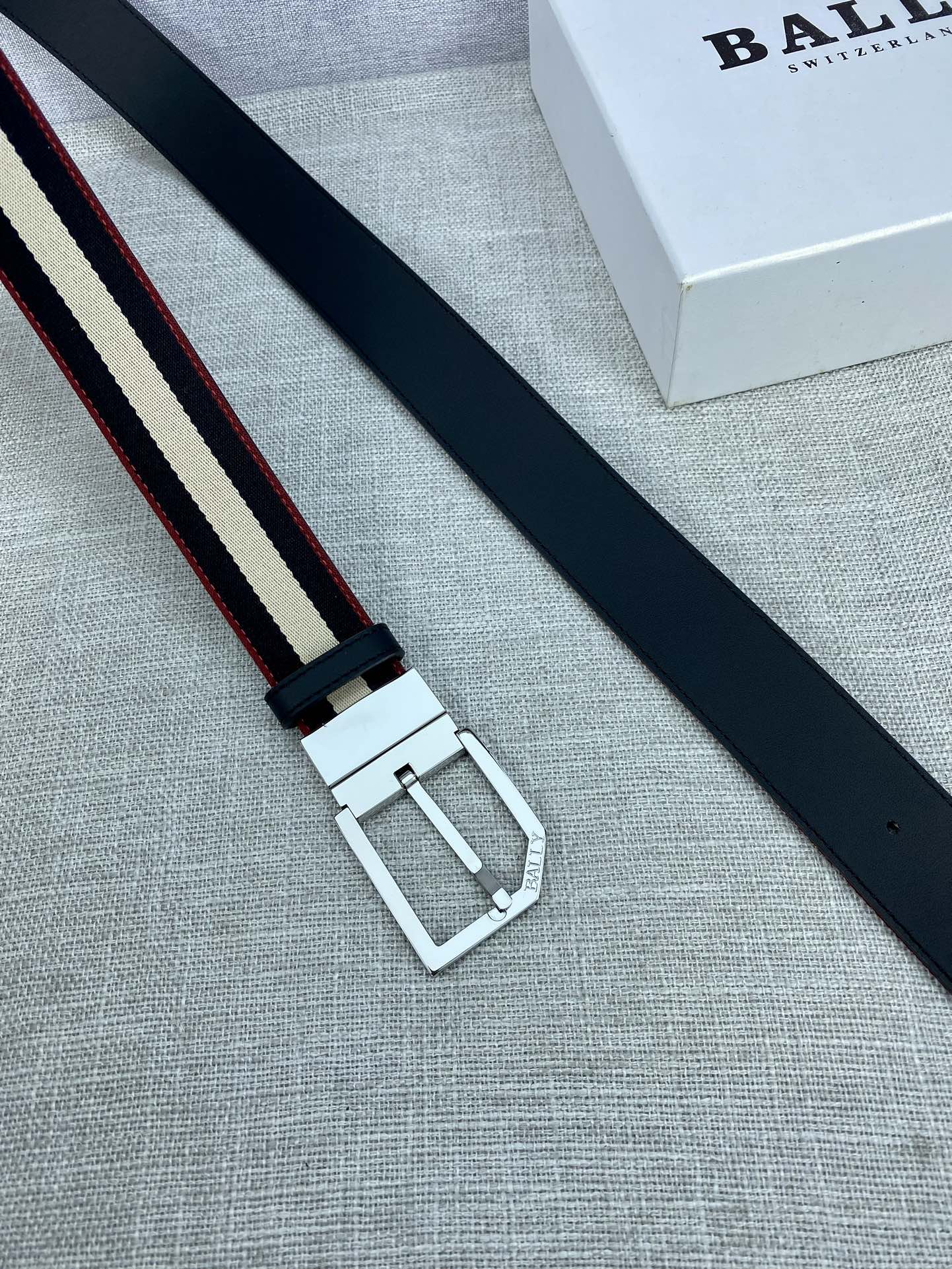 这款BBuckle腰带以合成织物制成
