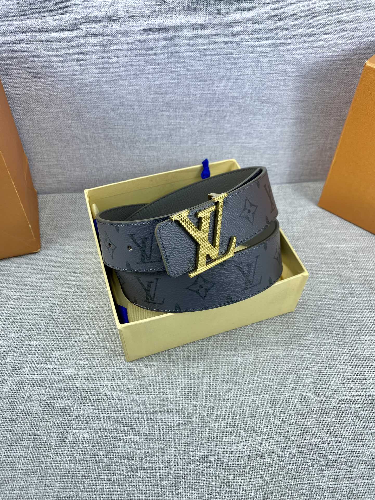 本款Initiales双面腰带全新加