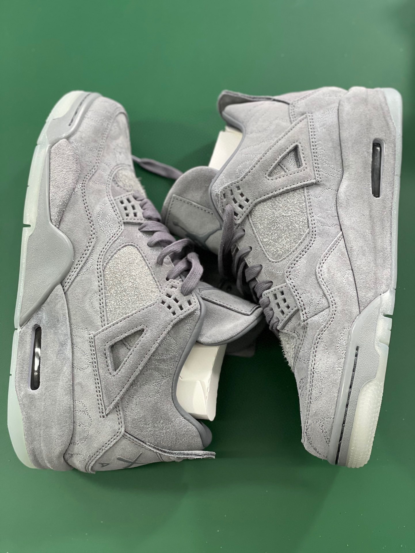 Air Jordan 4 X Kaws 灰麂皮 翻水经典 历史细节最优 完美出货纯原市场最高工艺复刻 无色差修正 夜光大底调试 涂鸦、色卡与原版基本零差距 原厂麂皮定制 高密度原厂电绣鞋面涂鸦 原盒原配 独家配原鞋拆解开发#原楦原纸板开发…