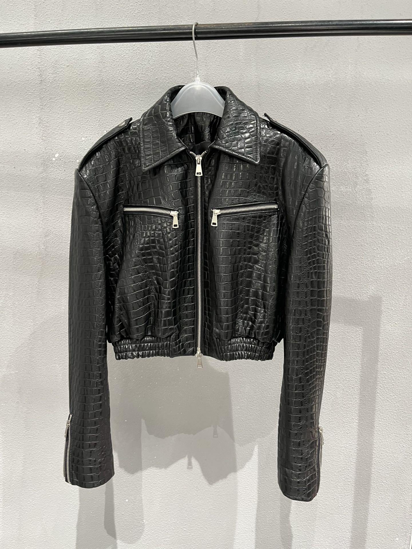 NO:721744,, running style. Crocodile pattern sheepskin wide version short jacket, the texture is very textured and high-end, the hardware can be replaced by Balmain., Balmain-clothing, balmain, jackets & coats, sheepskin,19860909,跑量款.鳄鱼纹羊皮阔版短款外套,纹理非常有质感很高档,五金可换巴尔曼.,巴尔曼-服装,balmain,jackets & coats,sheepskin,,Women's clothing