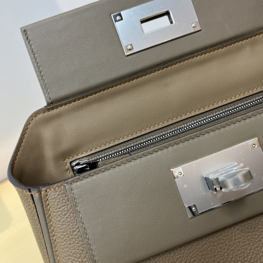 Elegant Kelly 2424 Mini Handbag in Evercolor Leather - Stylish & Versatile 8 i1690706209 3495 7