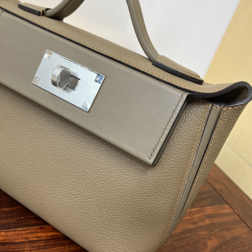 Elegant Kelly 2424 Mini Handbag in Evercolor Leather - Stylish & Versatile 5 i1690706209 9126 4