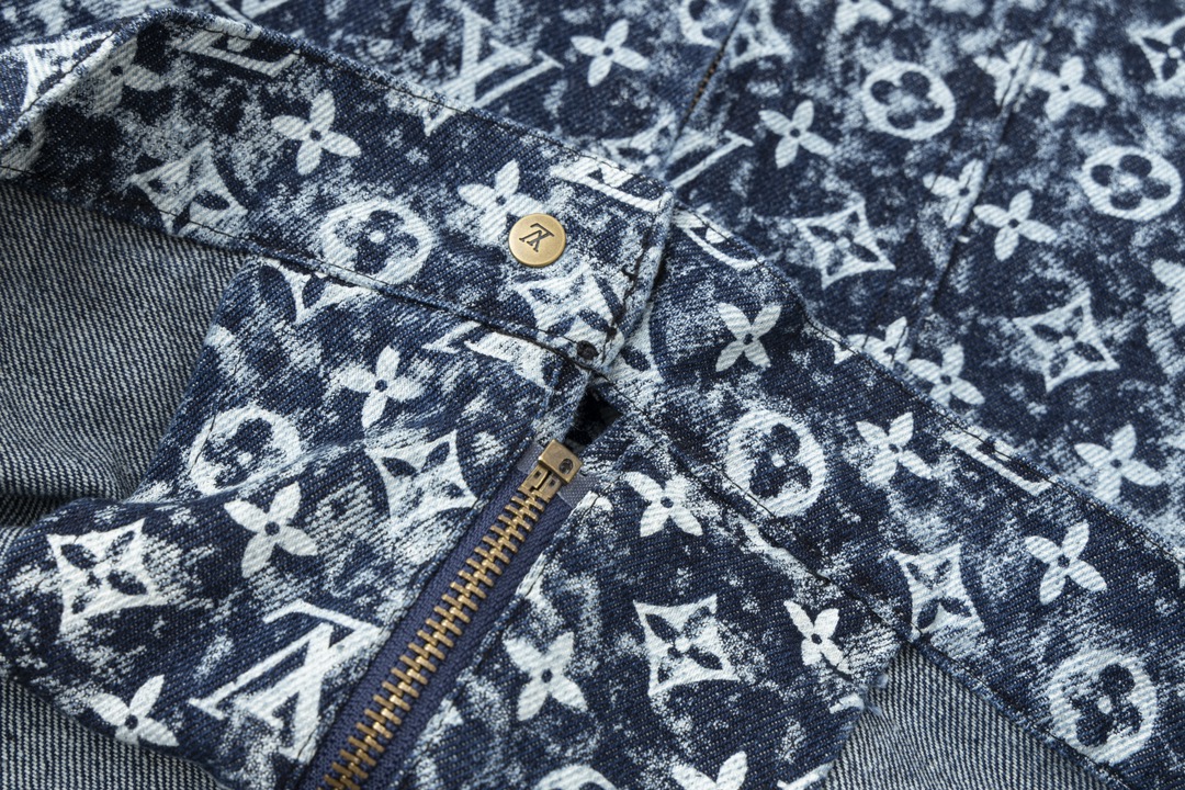 Louis Vuitton 路易威登LV2023早秋系列龚俊同款牛仔外套牛仔蓝-High Quatity Cheap Brand wholesale wholesaler seller Clothes Bags handbags Sneakers Top Fashion Clothing Shoes from China Factory Chinese suppliers best Quality Beautiful Price Louis Vuitton 路易威登LV2023早秋系列龚俊同款牛仔外套牛仔蓝