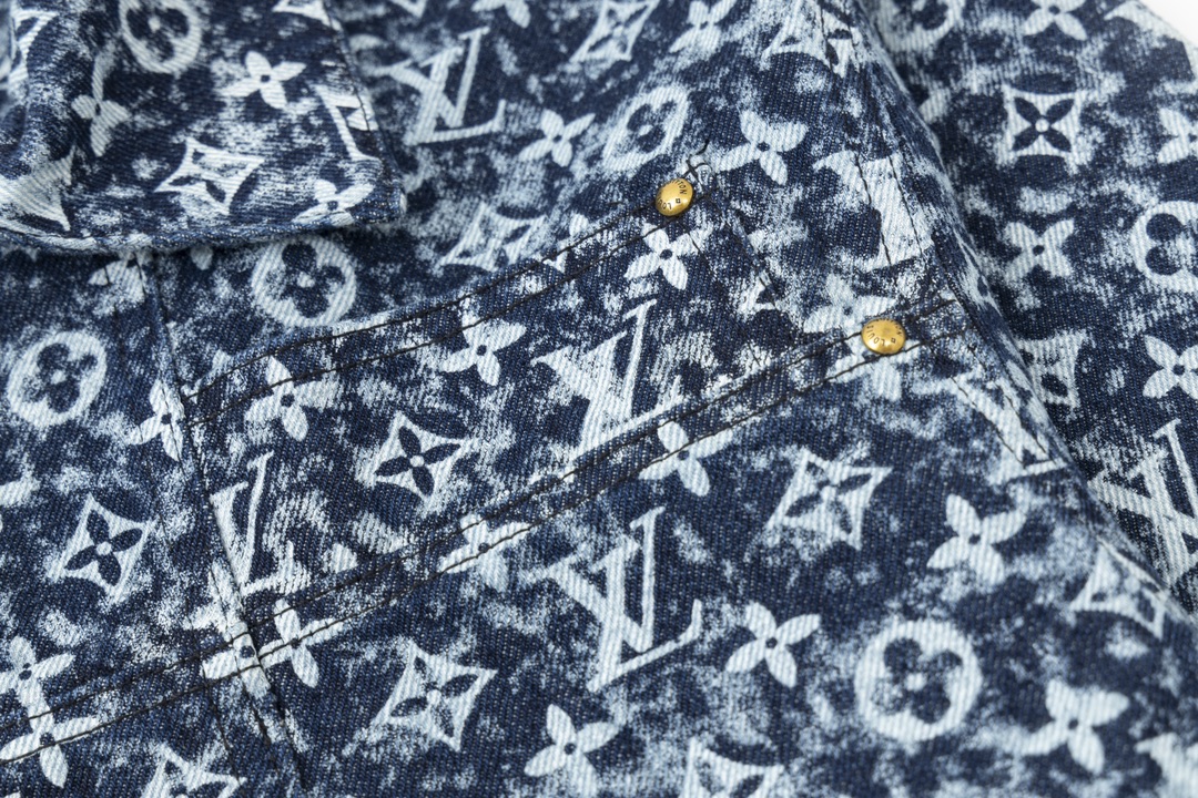 Louis Vuitton 路易威登LV2023早秋系列龚俊同款牛仔外套牛仔蓝-High Quatity Cheap Brand wholesale wholesaler seller Clothes Bags handbags Sneakers Top Fashion Clothing Shoes from China Factory Chinese suppliers best Quality Beautiful Price Louis Vuitton 路易威登LV2023早秋系列龚俊同款牛仔外套牛仔蓝