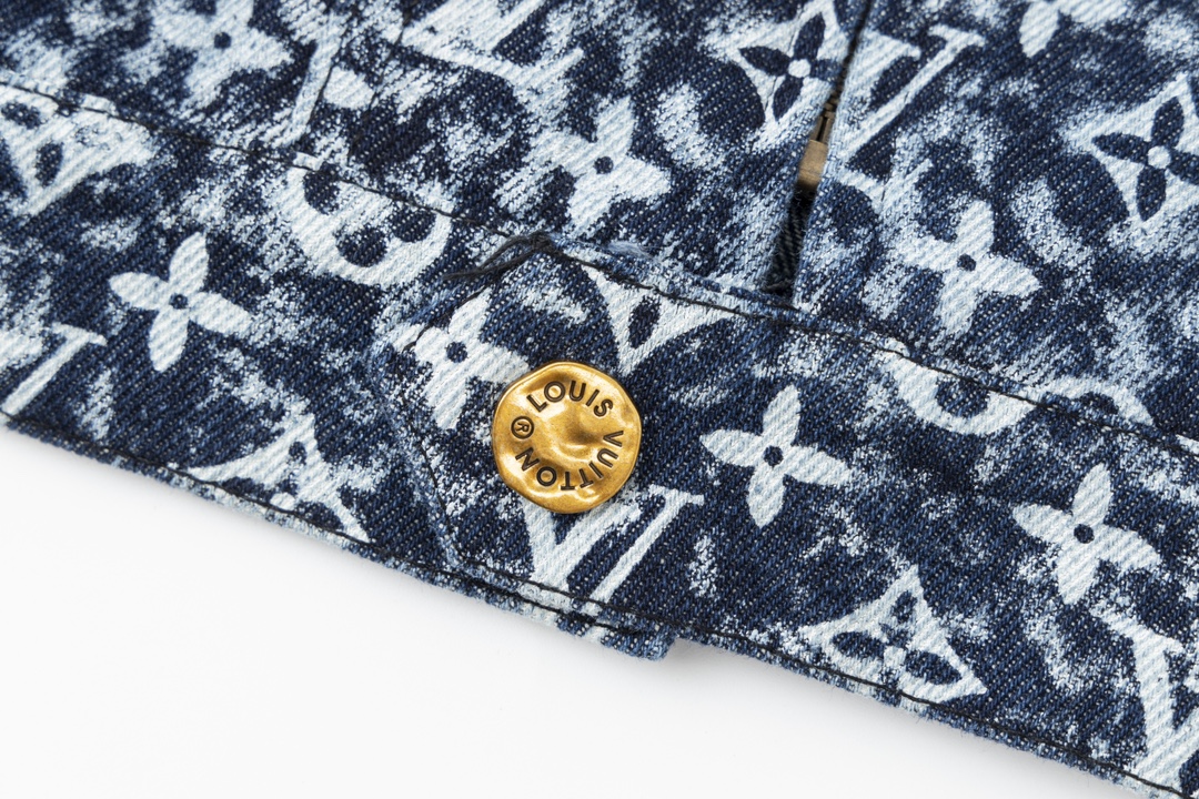 Louis Vuitton 路易威登LV2023早秋系列龚俊同款牛仔外套牛仔蓝-High Quatity Cheap Brand wholesale wholesaler seller Clothes Bags handbags Sneakers Top Fashion Clothing Shoes from China Factory Chinese suppliers best Quality Beautiful Price Louis Vuitton 路易威登LV2023早秋系列龚俊同款牛仔外套牛仔蓝