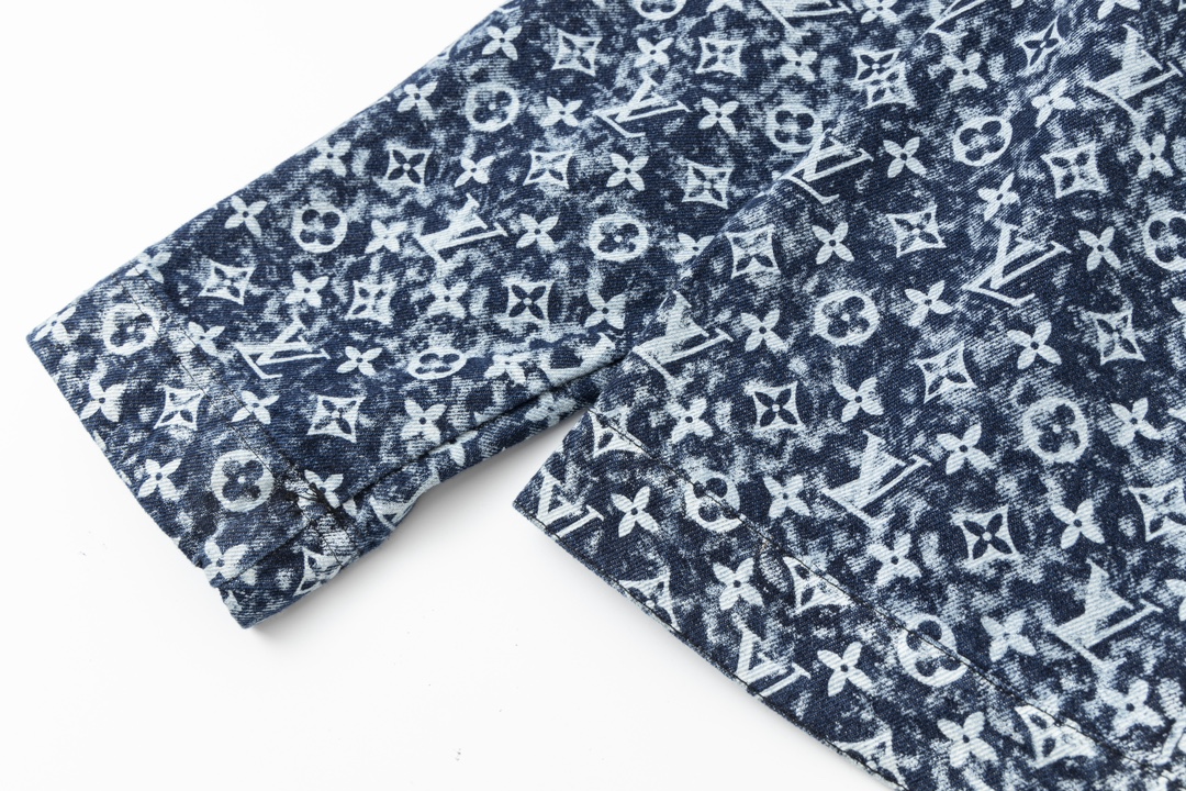 Louis Vuitton 路易威登LV2023早秋系列龚俊同款牛仔外套牛仔蓝-High Quatity Cheap Brand wholesale wholesaler seller Clothes Bags handbags Sneakers Top Fashion Clothing Shoes from China Factory Chinese suppliers best Quality Beautiful Price Louis Vuitton 路易威登LV2023早秋系列龚俊同款牛仔外套牛仔蓝