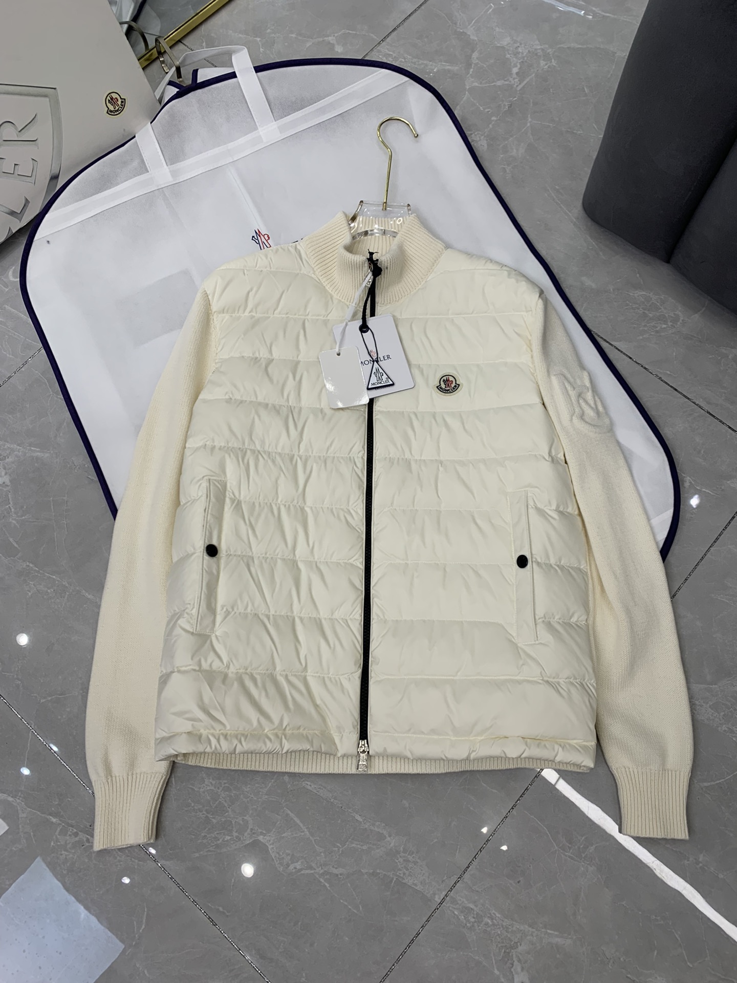 Moncler 盟可睐 纯色Logo贴标拼接绗缝羽绒服实物挂拍图0-1-2-3