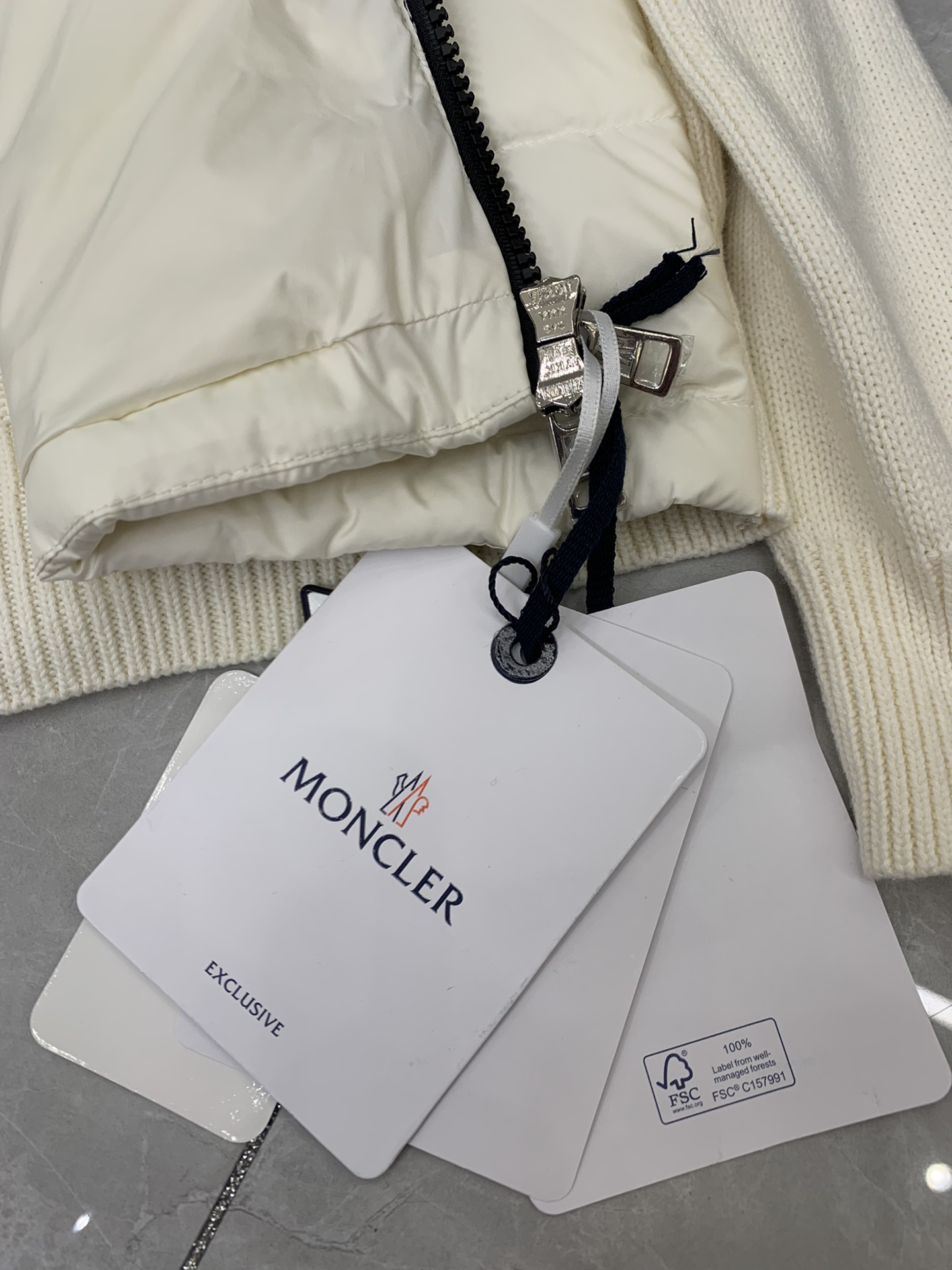 Moncler 盟可睐 纯色Logo贴标拼接绗缝羽绒服实物挂拍图0-1-2-3
