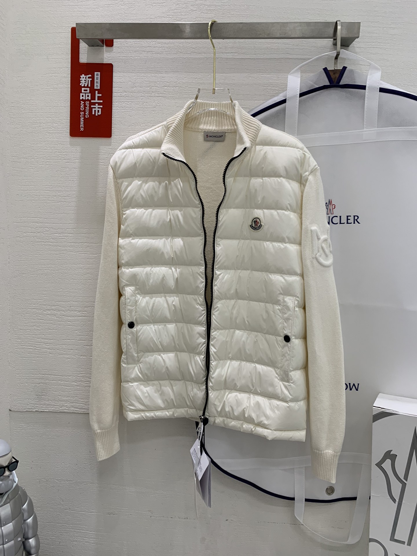 Moncler 盟可睐 纯色Logo贴标拼接绗缝羽绒服实物挂拍图0-1-2-3