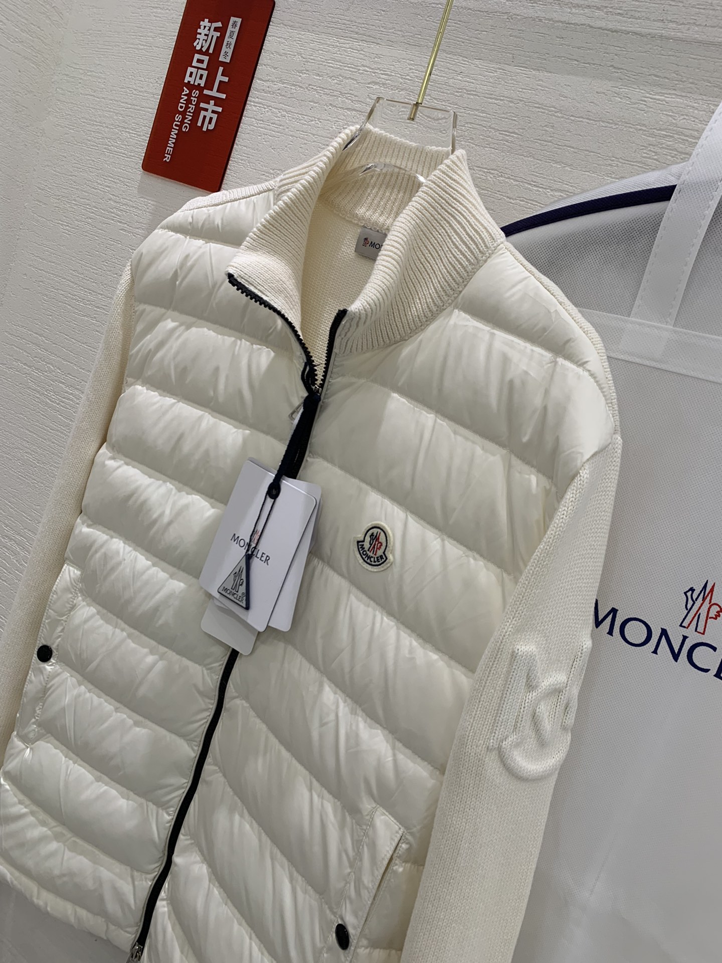 Moncler 盟可睐 纯色Logo贴标拼接绗缝羽绒服实物挂拍图0-1-2-3