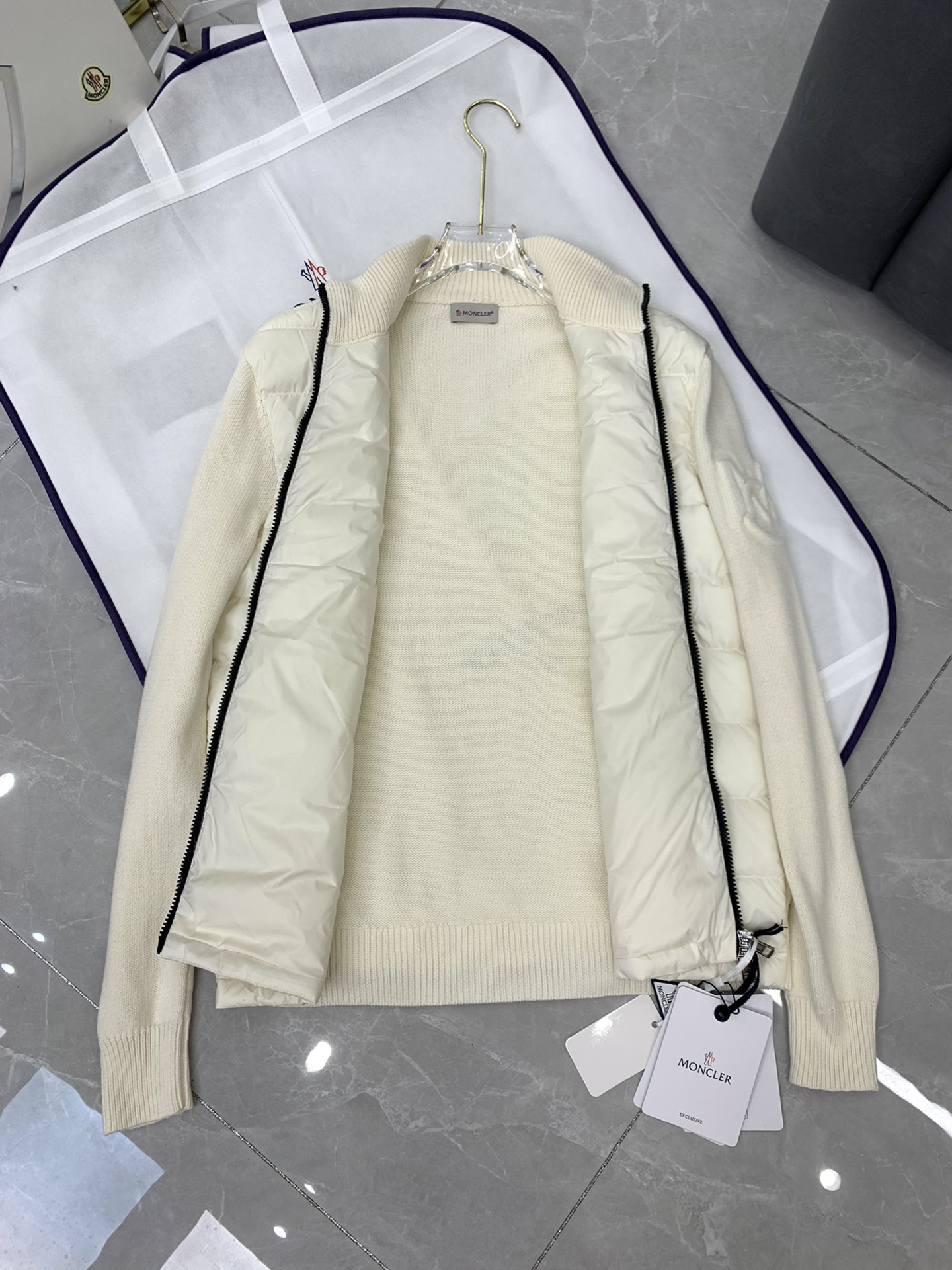 Moncler 盟可睐 纯色Logo贴标拼接绗缝羽绒服实物挂拍图0-1-2-3