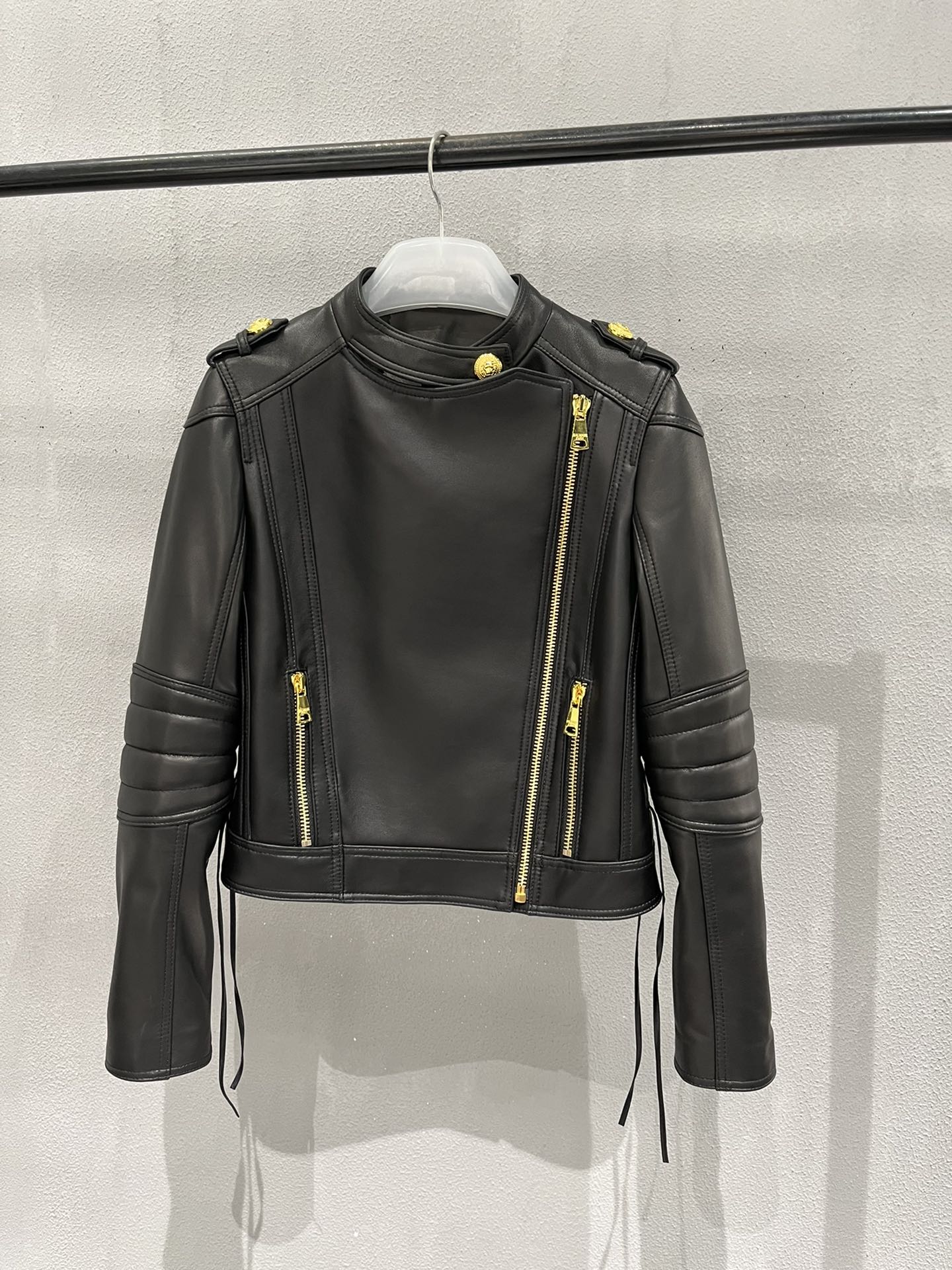 NO:721729,, Balmain sheepskin motorcycle jacket, original gold hardware, we all use grade A sheepskin. The style is very correct, Balmain - Clothing, balmain, jackets & coats, sheepskin,19860909,巴尔曼羊皮机车夹克,原版金色五金,我们全部采用A级绵羊皮.版型非常正,巴尔曼-服装,balmain,jackets & coats,sheepskin,,Women's clothing