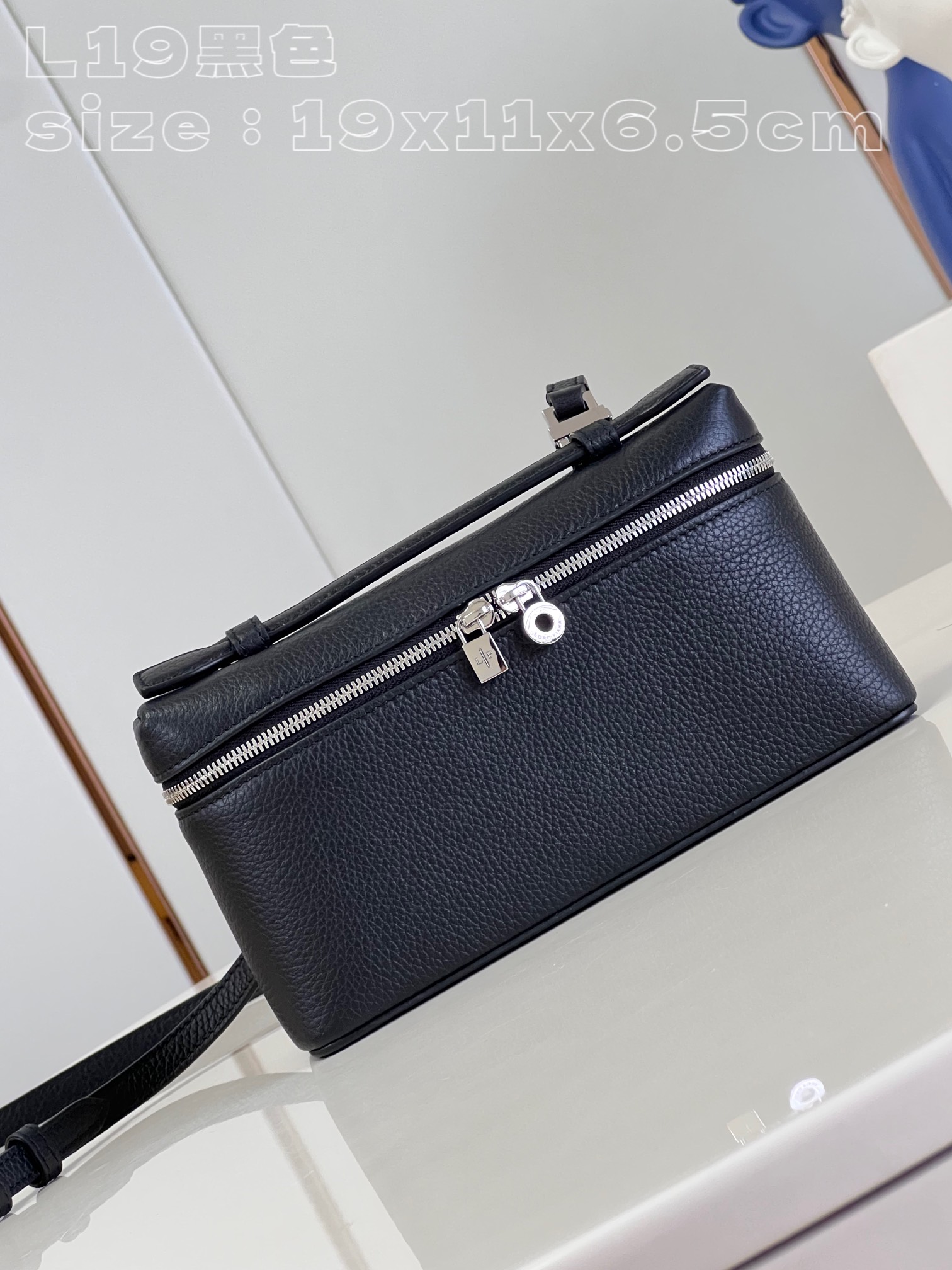 NO:400667,【Exclusive real photo L19 black】Excellent all-steel hardware Loro piano Nou You Pianya 'With a full set of packaging and cedar balls' Aimajia's flat replacement bag, wide opening small bag is made of soft Italian calfskin, with removable shoulder straps, which can create a versatile mini bag, two-way zipper opening and closing, matched with My Charms jewelry, inner lining with sheepskin size 19×11×6.5cm. Reward price rejects bargaining, LV [original leather], hermes, louis vuitton, loro piano, mini bags, cowhide, sheepskin19860909【独家实拍 L19黑色】特级全钢五金Loro piana诺悠翩雅《配全套包装加雪松球》爱马家的平替包包,宽开口小袋采用柔软的意大利小牛皮打造,随附可拆卸肩带,可打造出百搭迷你包袋,双向拉链开合,搭配My Charms饰品,内里搭配羊皮内里 尺寸19×11×6.5cm.回馈价拒绝议价,LV【原厂皮】,hermes,louis vuitton,loro piana,mini bags,cowhide,sheepskin,Bag