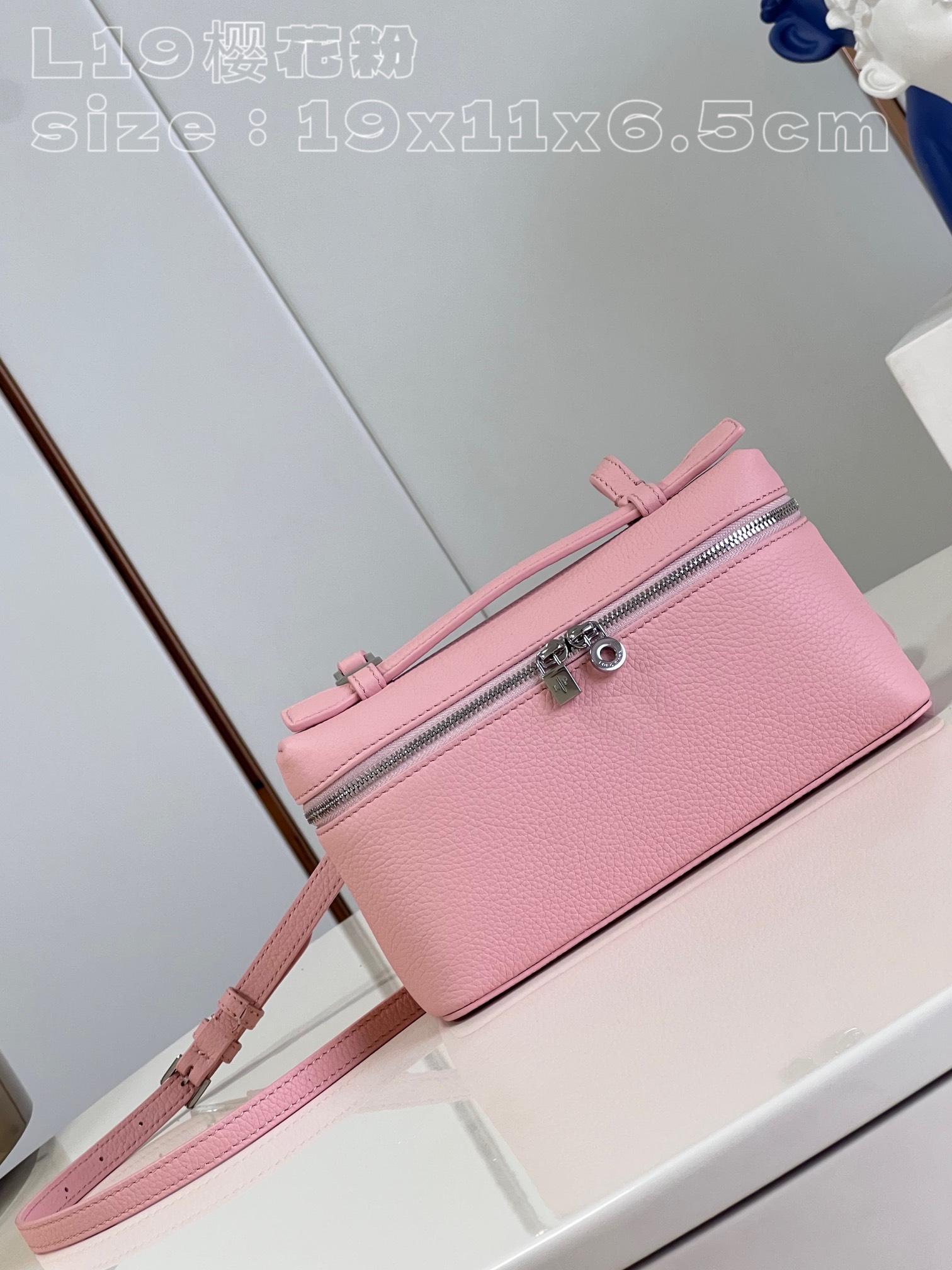 NO:400673,【Exclusive real photo L19 cherry blossom powder】Excellent all-steel hardware Loro piano Nou You Pianya 'With full set of packaging and cedar balls' Aimajia's flat replacement bag, wide opening small bag is made of soft Italian calfskin, with removable shoulder straps, which can create a versatile mini bag, two-way zipper opening and closing, matched with My Charms jewelry, inner lining with sheepskin size 19×11×6.5cm. Reward price rejects bargaining, LV [original leather], hermes, louis vuitton, loro piano, mini bags, cowhide, sheepskin19860909【独家实拍 L19樱花粉】特级全钢五金Loro piana诺悠翩雅《配全套包装加雪松球》爱马家的平替包包,宽开口小袋采用柔软的意大利小牛皮打造,随附可拆卸肩带,可打造出百搭迷你包袋,双向拉链开合,搭配My Charms饰品,内里搭配羊皮内里 尺寸19×11×6.5cm.回馈价拒绝议价,LV【原厂皮】,hermes,louis vuitton,loro piana,mini bags,cowhide,sheepskin,Bag