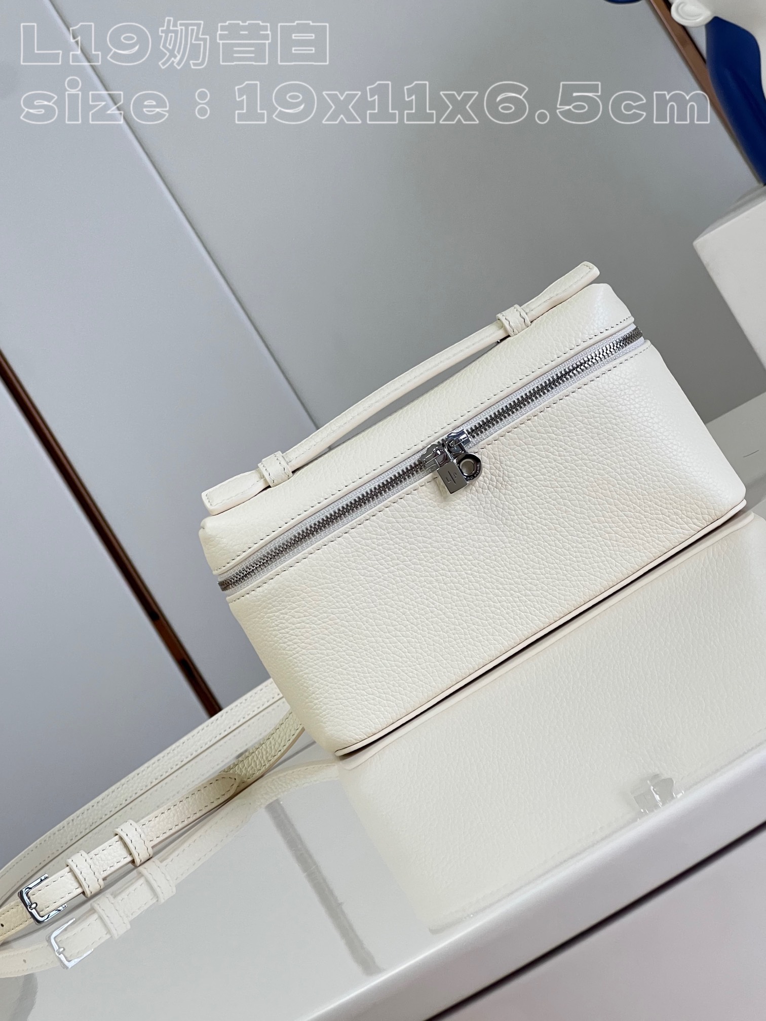 NO:400677,【Exclusive real photo L19 milkshake white】Excellent all-steel hardware Loro piano Nouyou Pianya 'With full package and cedar balls' Aimajia's flat replacement bag, wide opening small bag is made of soft Italian calfskin, with removable shoulder straps, which can create a versatile mini bag, two-way zipper opening and closing, matched with My Charms jewelry, inner lining with sheepskin size 19×11×6.5cm. Reward price reject bargaining, LV [original leather], hermes, louis vuitton, loro piano, mini bags, cowhide, sheepskin19860909【独家实拍 L19奶昔白】特级全钢五金Loro piana诺悠翩雅《配全套包装加雪松球》爱马家的平替包包,宽开口小袋采用柔软的意大利小牛皮打造,随附可拆卸肩带,可打造出百搭迷你包袋,双向拉链开合,搭配My Charms饰品,内里搭配羊皮内里 尺寸19×11×6.5cm.回馈价拒绝议价,LV【原厂皮】,hermes,louis vuitton,loro piana,mini bags,cowhide,sheepskin,Bag