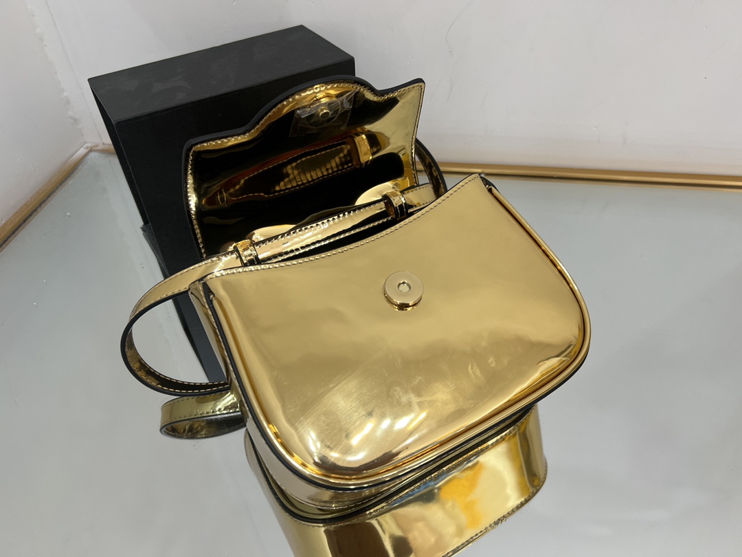“Versace Gold Coat with Medusa Board and Handles, Model 1066” - 图片 6