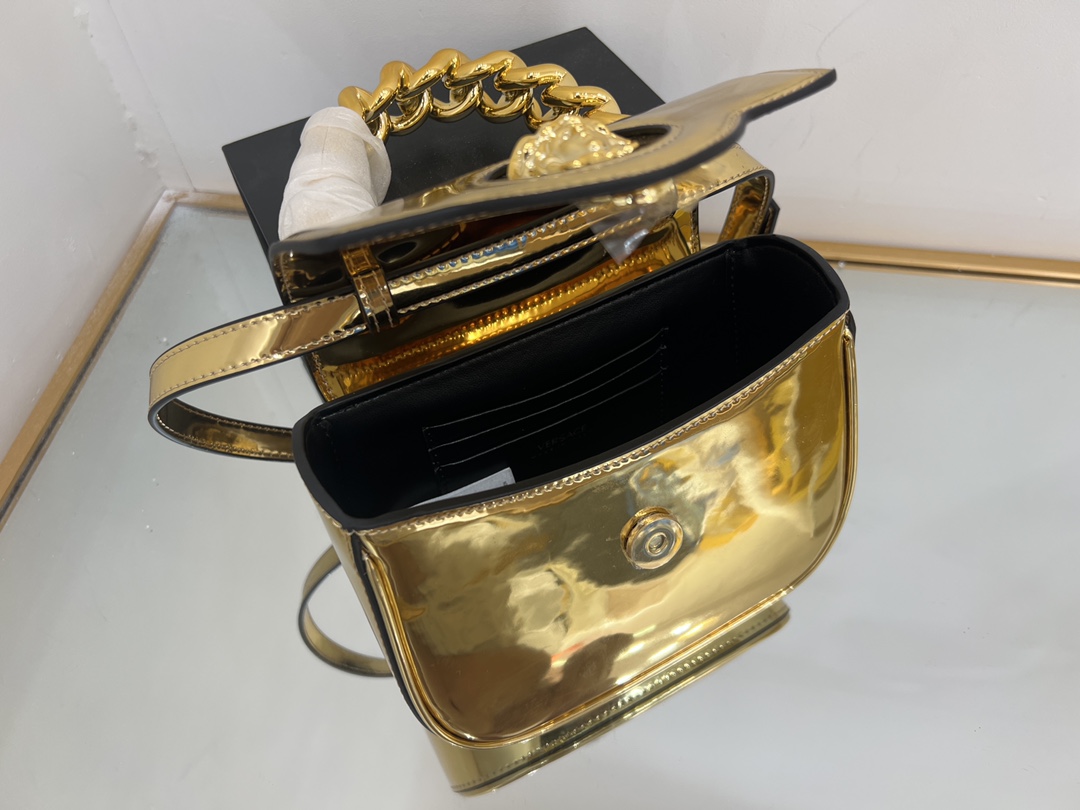 “Versace Gold Coat with Medusa Board and Handles, Model 1066” - 图片 7