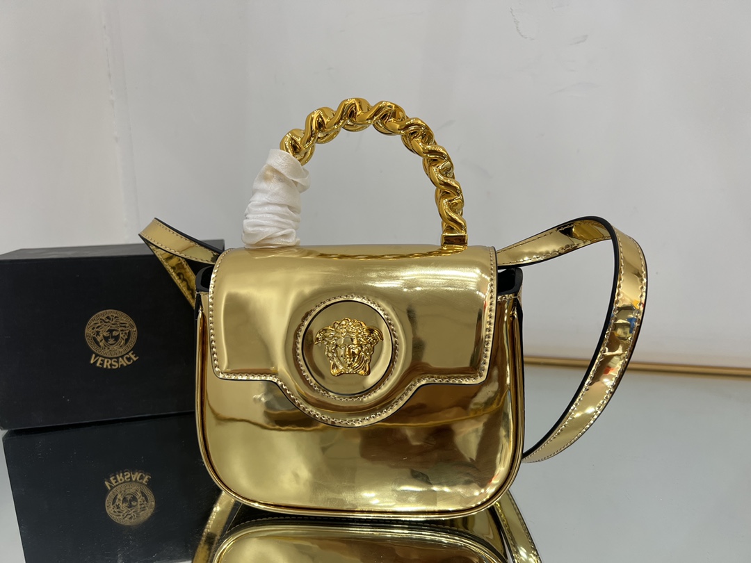 “Versace Gold Coat with Medusa Board and Handles, Model 1066” - 图片 3
