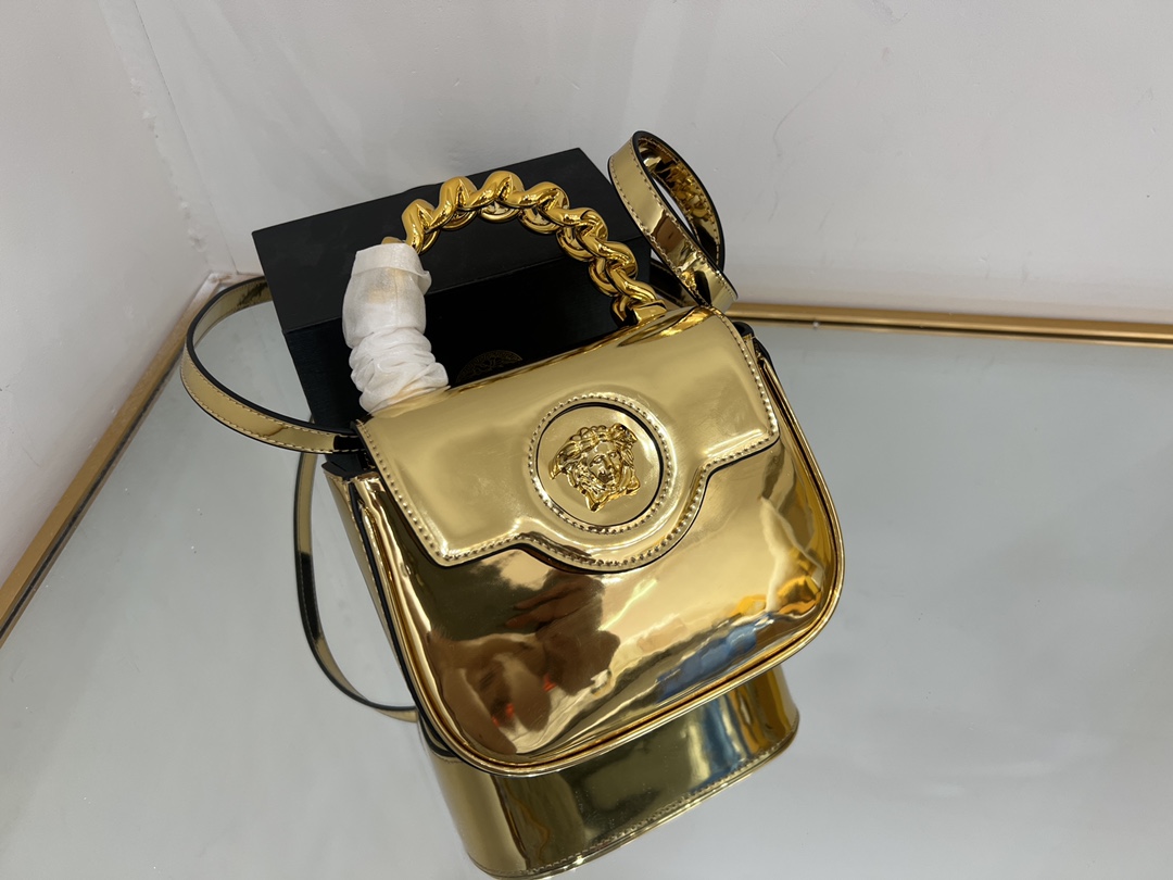 “Versace Gold Coat with Medusa Board and Handles, Model 1066” - 图片 5