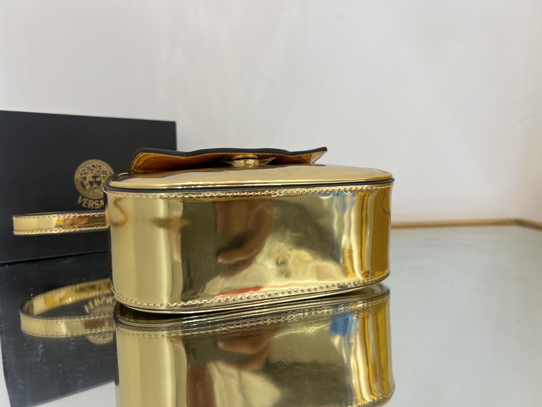 “Versace Gold Coat with Medusa Board and Handles, Model 1066” - 图片 9