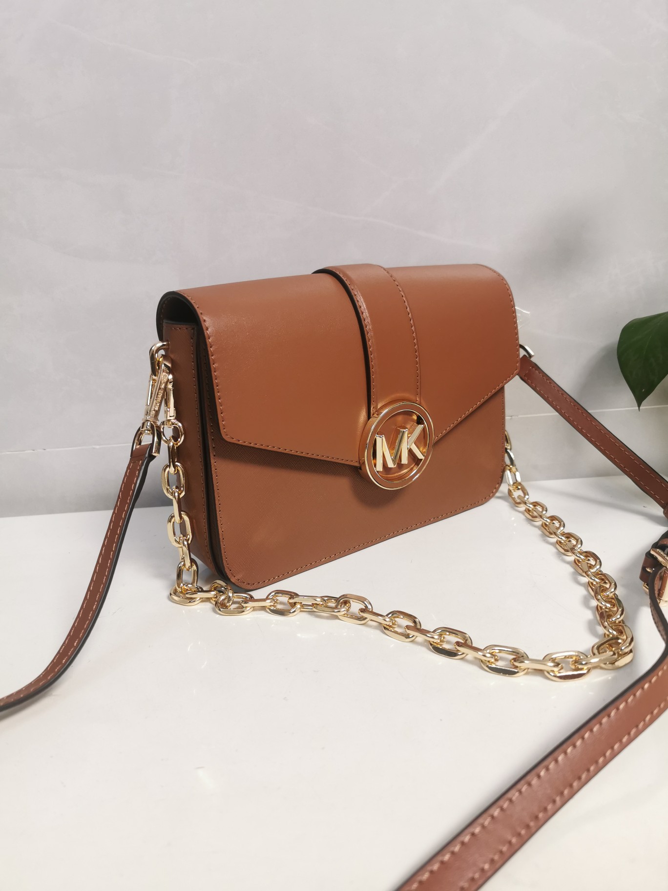 Michael Kors MK独家新款Carmen中号信封包链条翻盖牛皮单肩斜挎包， 大字母五金，五金链条手提和长肩带斜挎包，双肩带可拆卸