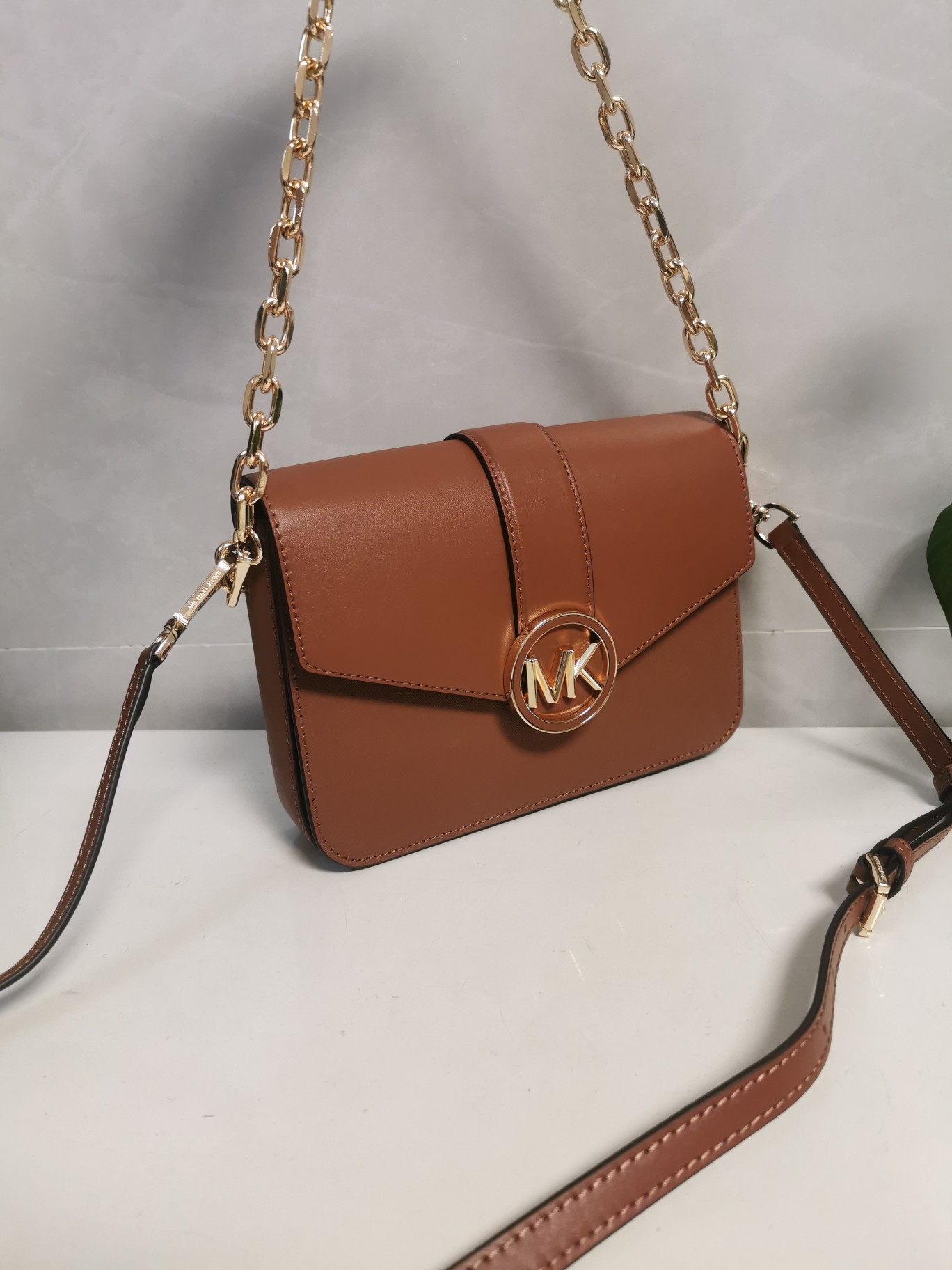 Michael Kors MK独家新款Carmen中号信封包链条翻盖牛皮单肩斜挎包， 大字母五金，五金链条手提和长肩带斜挎包，双肩带可拆卸