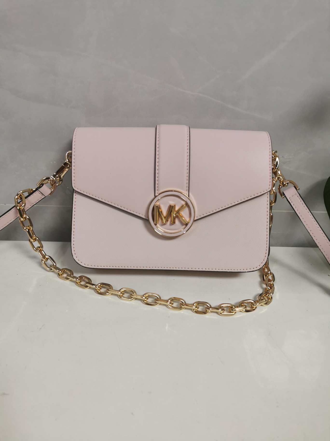 Michael Kors MK独家新款Carmen中号信封包链条翻盖牛皮单肩斜挎包， 大字母五金，五金链条手提和长肩带斜挎包，双肩带可拆卸