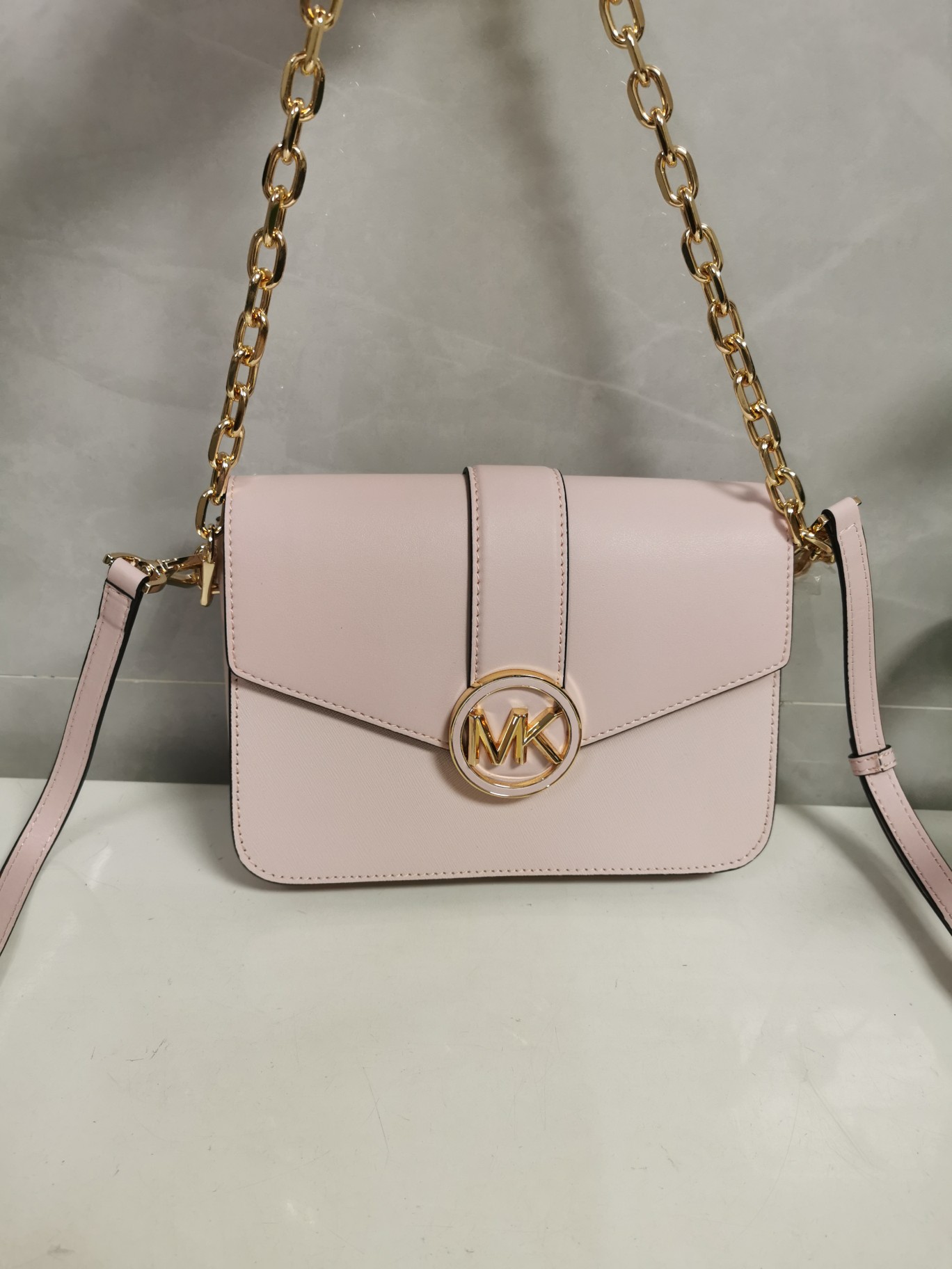 Michael Kors MK独家新款Carmen中号信封包链条翻盖牛皮单肩斜挎包， 大字母五金，五金链条手提和长肩带斜挎包，双肩带可拆卸