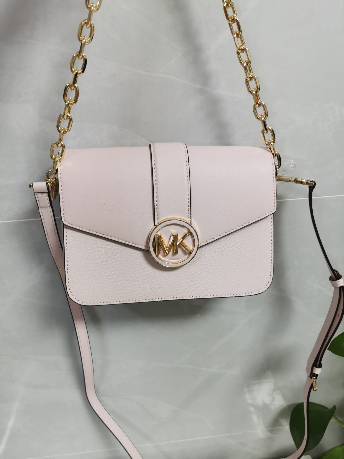 Michael Kors MK独家新款Carmen中号信封包链条翻盖牛皮单肩斜挎包， 大字母五金，五金链条手提和长肩带斜挎包，双肩带可拆卸