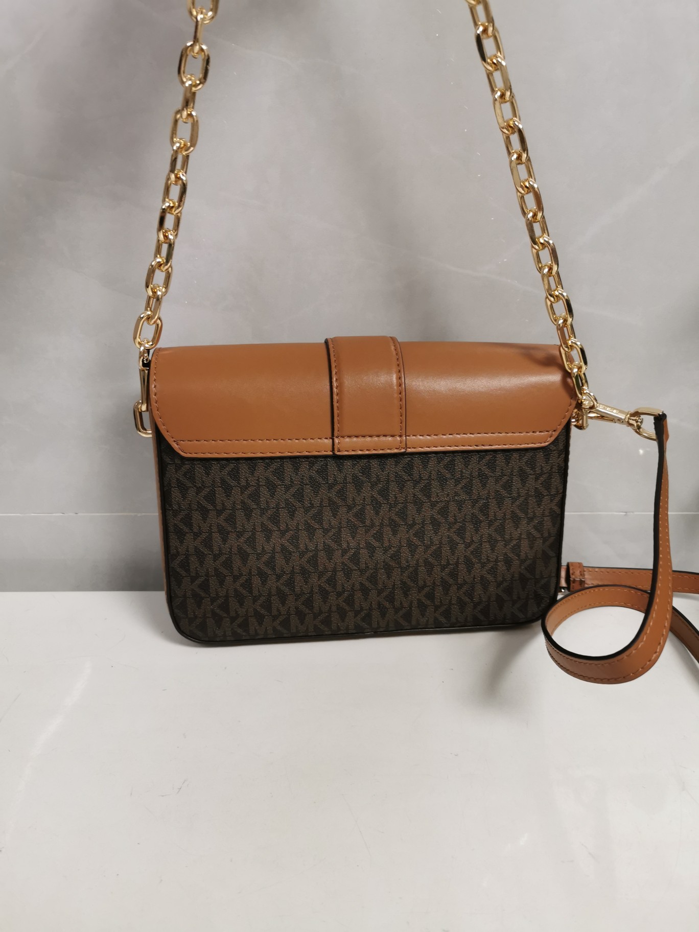 Michael Kors MK独家新款Carmen中号信封包链条翻盖牛皮单肩斜挎包 大字母五金pv啡拼棕