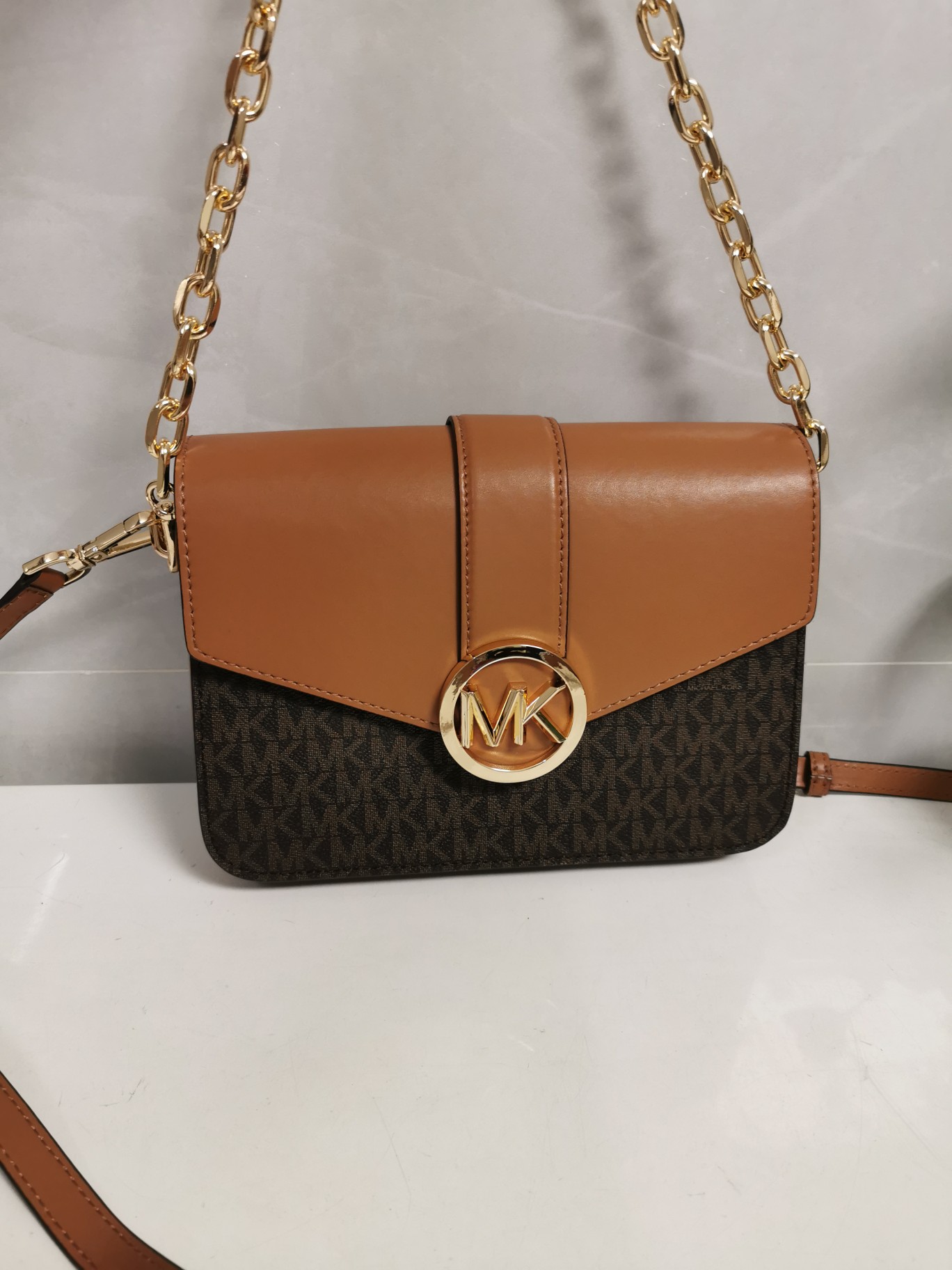 Michael Kors MK独家新款Carmen中号信封包链条翻盖牛皮单肩斜挎包 大字母五金pv啡拼棕