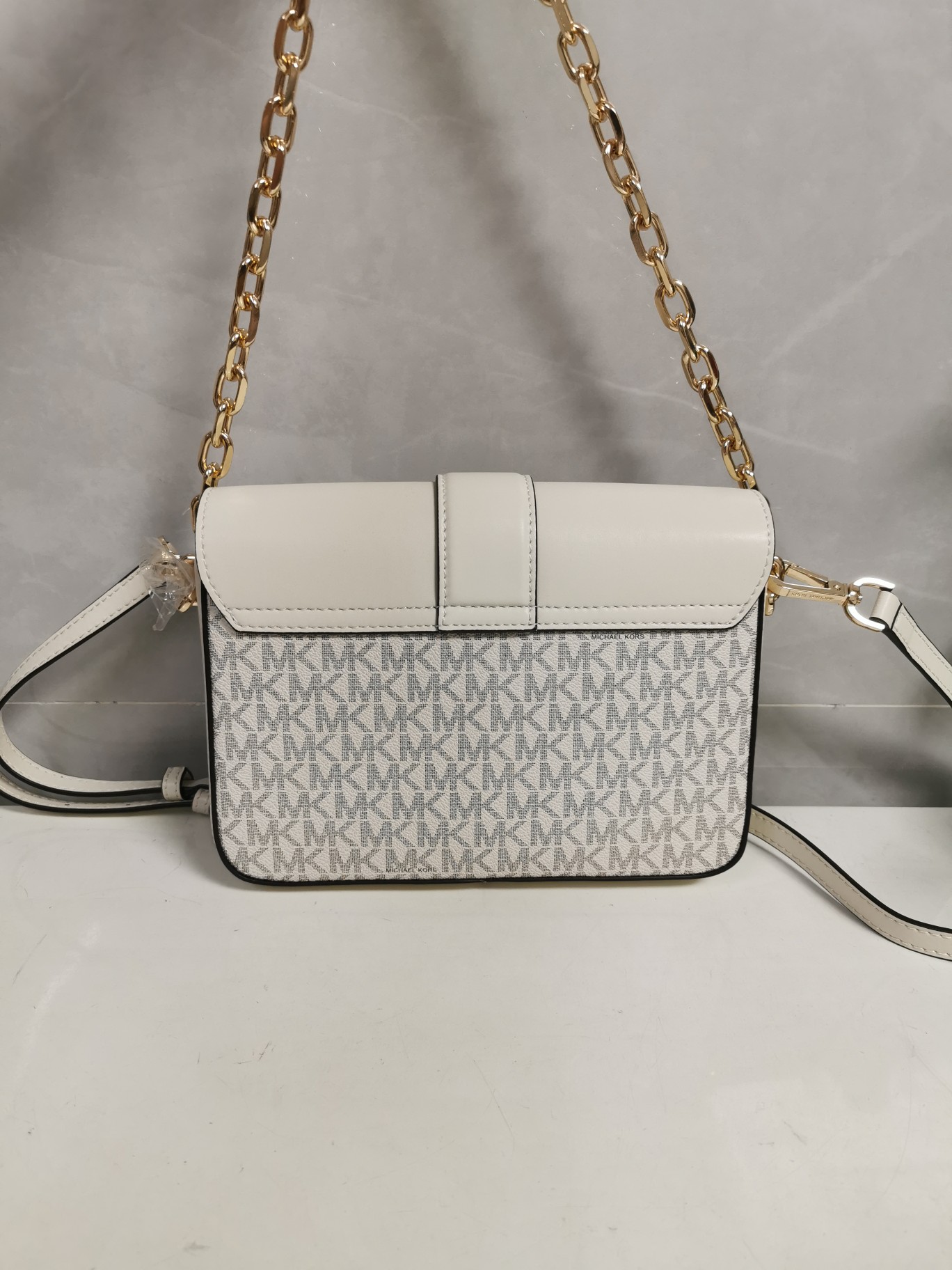 Michael Kors MK独家新款Carmen中号信封包链条翻盖牛皮单肩斜挎包 大字母五金pv白拼白