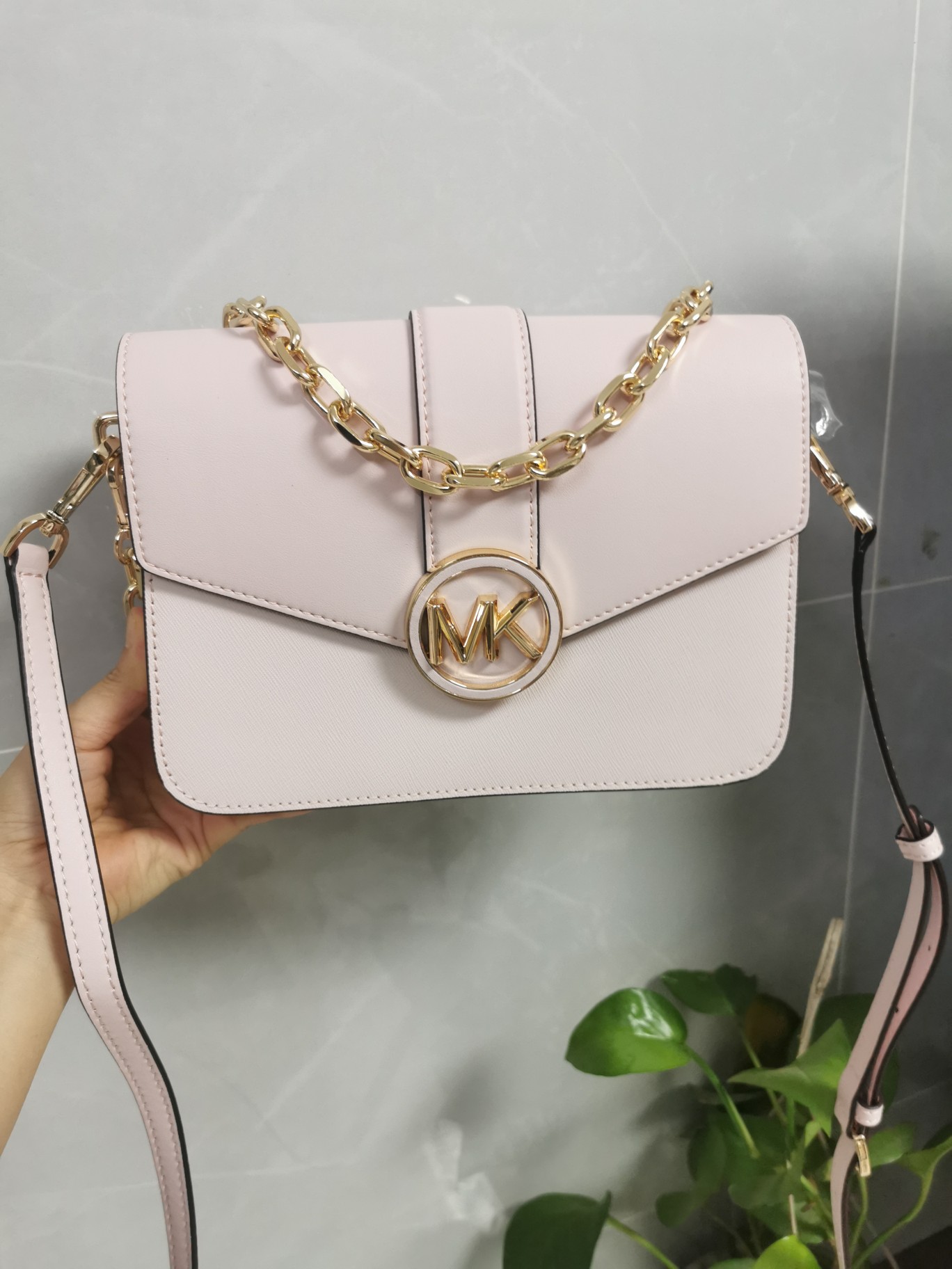 Michael Kors MK独家新款Carmen中号信封包链条翻盖牛皮单肩斜挎包， 大字母五金，五金链条手提和长肩带斜挎包，双肩带可拆卸