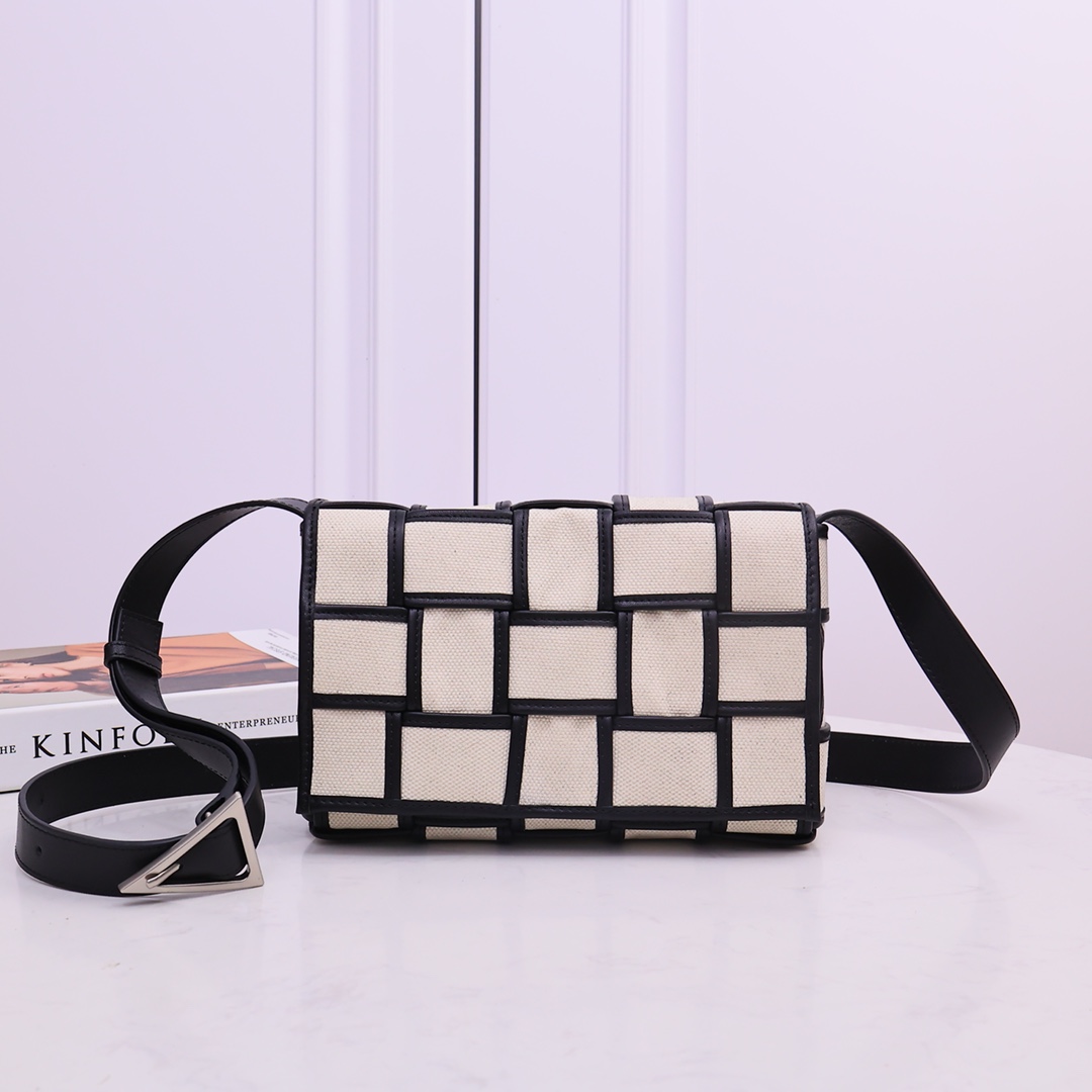 NO:175825,I really love the black and white panda color 15 grids This is my favorite butterfly bag canvas with cowhide. The black and white color matte is so beautiful that I feel. It continues the usual weaving elements. Minimalist style. No fancy decoration. Very versatile and fashionable~ Daily installation of mobile phones. Lipstick car keys are enough. Size 23*15*5CM, model number: # beige, BV, bottega veneta, cowhide19860909真的爱死了黑白熊猫配色15格 这是我今年最爱的一只蝶家包包帆布配上牛皮 黑白配色简直美到我心里去了 延续了一贯的编织元素 极简风格 没有任何花里胡哨的装饰 非常百搭又时髦～日常装装手机 口红车钥匙这些足够了 尺寸23*15*5CM,款号:# 米白,BV,bottega veneta,cowhide,Bag