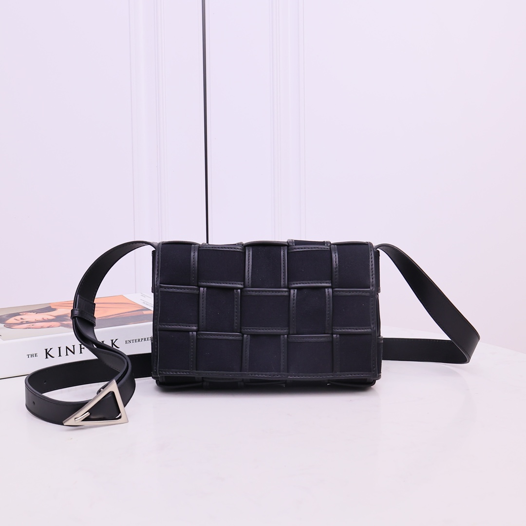 NO:175828,I really love black and white panda color 15 grids This is my favorite butterfly bag canvas with cowhide. The black and white color matte is so beautiful that I feel. It continues the usual weaving elements. Minimalist style. No fancy decoration. Very versatile and fashionable~ Daily installation mobile phone. Lipstick car keys are enough. Size 23*15*5CM. Model number: # Black, BV, bottega veneta, cowhide19860909真的爱死了黑白熊猫配色15格 这是我今年最爱的一只蝶家包包帆布配上牛皮 黑白配色简直美到我心里去了 延续了一贯的编织元素 极简风格 没有任何花里胡哨的装饰 非常百搭又时髦～日常装装手机 口红车钥匙这些足够了 尺寸23*15*5CM,款号:# 黑色,BV,bottega veneta,cowhide,Bag