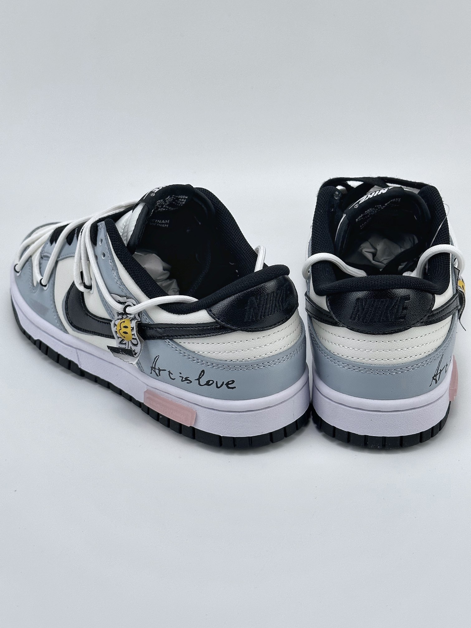 Nike SB Dunk Low Panda Prank Art of Love DD1391-100