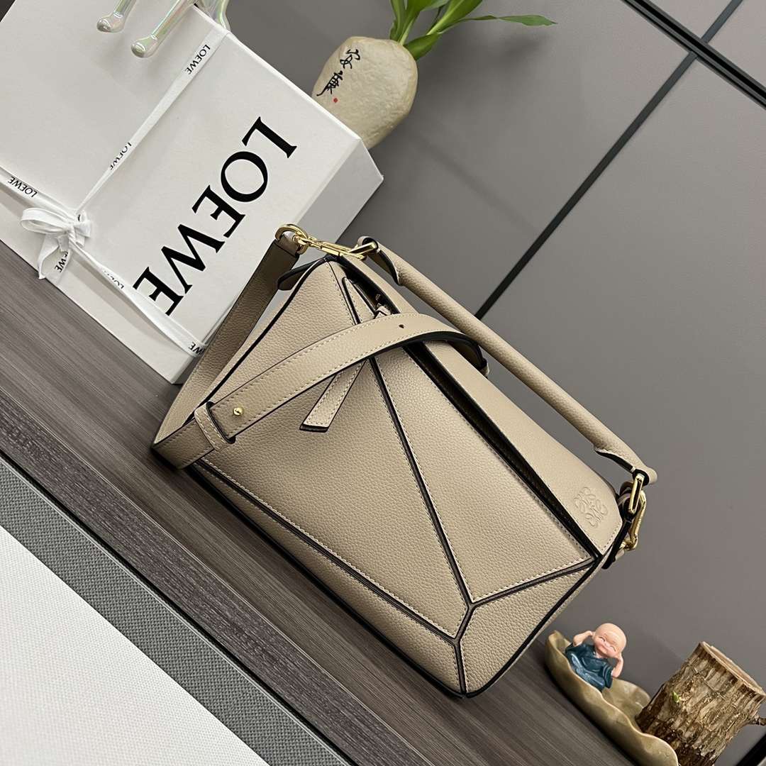 NO:193244,Lw Puzzle small#New practice# The counter uses imported beaded calfskin simultaneously and uses unique tailoring. It is matched with plain-patterned splicing to create its unique lychee leather pattern herringbone pattern cotton canvas lining. All-steel original hardware accessories are paired with adjustable shoulder straps. Comfortable touch and super practical volume. It is irresistible. It is suitable for all ages and young size: 24*16.5*10.5cm Model 261801 Small (with full package), geometric bag 24cm Small, cowhide19860909Lw Puzzle small#新做法# 专柜同步采用进口珠地小牛皮运用了独特剪裁 搭配平纹拼接而成其独特荔枝皮纹路人字纹图案棉帆布衬里 全钢原厂五金配件搭而成可调节肩带 舒适的触感和超实用的体积 简直不可抗拒,老少皆宜size:24*16.5*10.5cm 型号261801  小号（配全套包装）,几何包24cm小号,cowhide,Bag