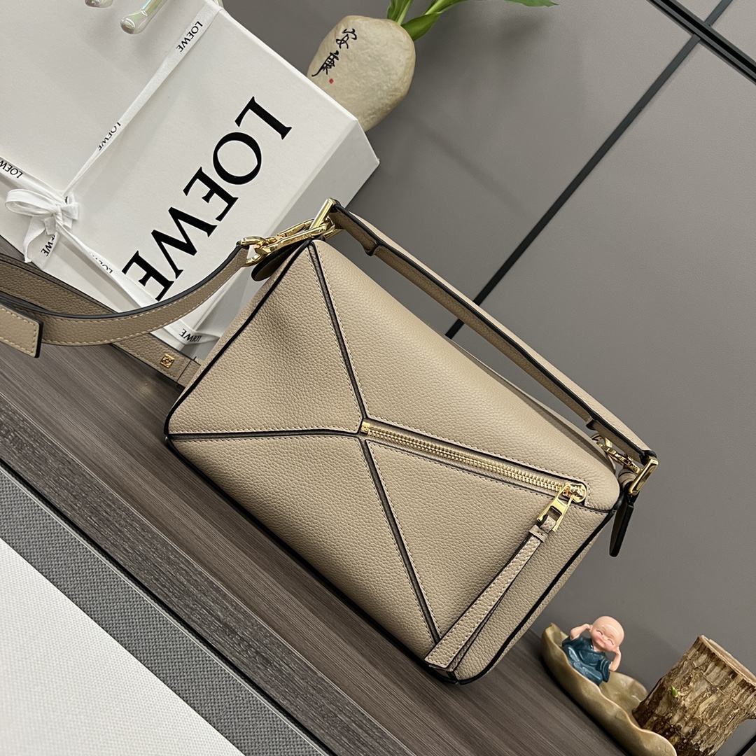 L⊚℮w℮🌟 🔥Puzzle small#新做法#专柜同步🎉采用进口珠地小牛皮运用了独特剪裁 搭配平纹拼