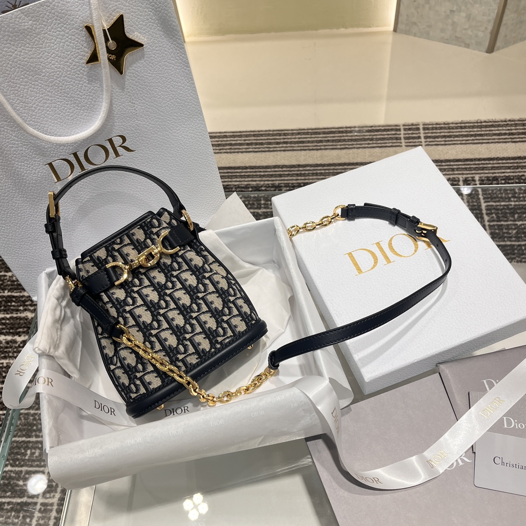 𝘾‘𝙚𝙨𝙩 𝘿𝙞𝙤𝙧 Bolso tipo cubo Tamaño pequeño Producido por Guangdi Casual y perezoso Hardware exclusivo Desarrollo…