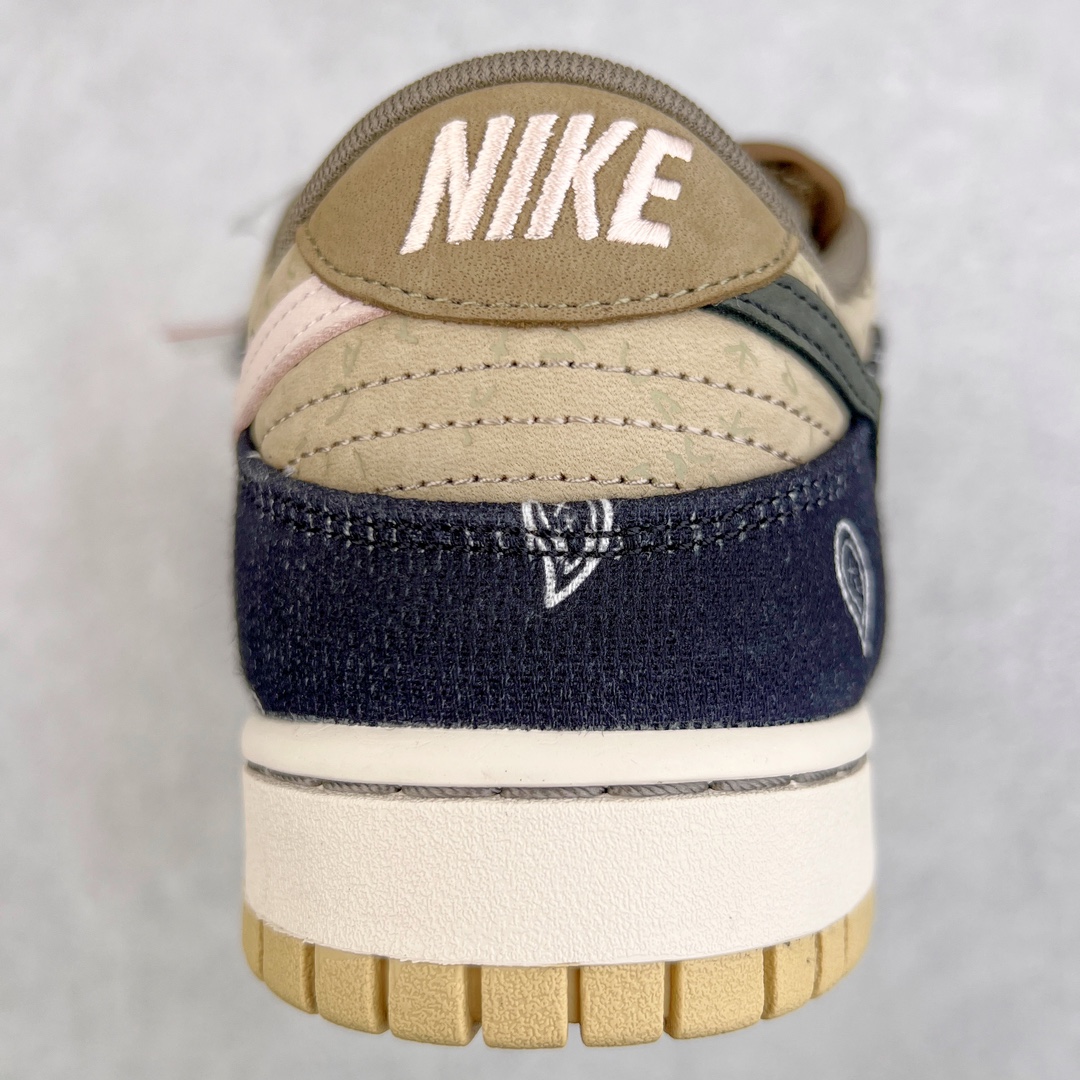 图片[8]-零售💰460 ＃PK纯原 Travis Scott x NK SB Dunk Low TS联名腰果花 CT5053-001 原厂原楦原纸版开发 原盒原标 市场天花板 采用进口丝光磨砂皮＋具有质感牛仔布拼接设计 在紫光下鞋身部位呈现紫光线条 完全与原版一模一样 右脚外侧腰果花图是缺口的同步官方 鞋头弧度高度、后跟小山峰弧度都比对原鞋 鞋垫嵌入Zoom气垫装置 腰果花的鞋款撕开里面还有一层特殊的鞋面 而鞋舌上的\”Cactus Jack\”也是证明了出自Travis  Scott之手 SIZE：36 36.5 37.5 38 38.5 39 40 40.5 41 42 42.5 43 44 44.5 45 46 47.5 编码：by4936060-运动鞋