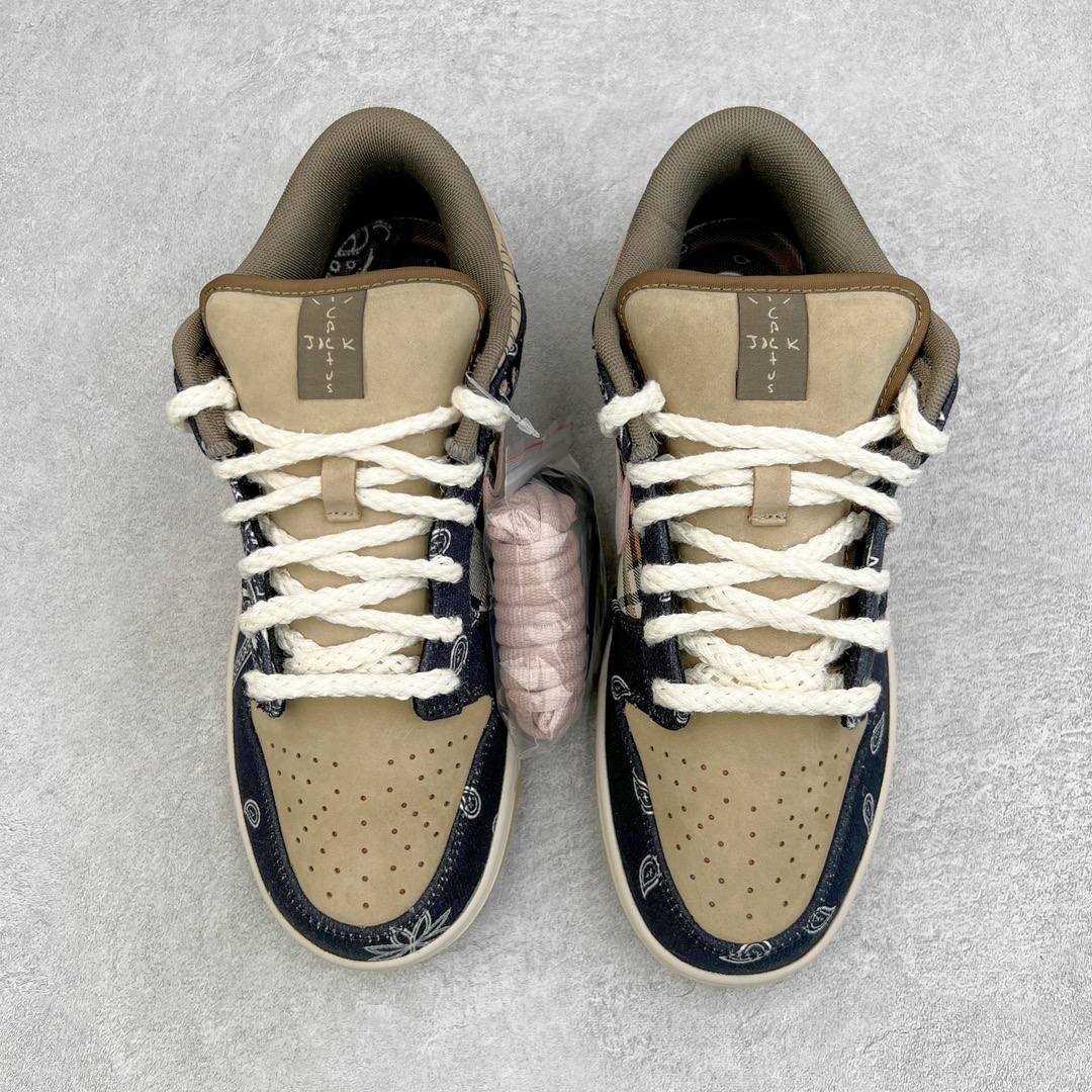 图片[2]-零售💰460 ＃PK纯原 Travis Scott x NK SB Dunk Low TS联名腰果花 CT5053-001 原厂原楦原纸版开发 原盒原标 市场天花板 采用进口丝光磨砂皮＋具有质感牛仔布拼接设计 在紫光下鞋身部位呈现紫光线条 完全与原版一模一样 右脚外侧腰果花图是缺口的同步官方 鞋头弧度高度、后跟小山峰弧度都比对原鞋 鞋垫嵌入Zoom气垫装置 腰果花的鞋款撕开里面还有一层特殊的鞋面 而鞋舌上的\”Cactus Jack\”也是证明了出自Travis  Scott之手 SIZE：36 36.5 37.5 38 38.5 39 40 40.5 41 42 42.5 43 44 44.5 45 46 47.5 编码：by4936060-运动鞋